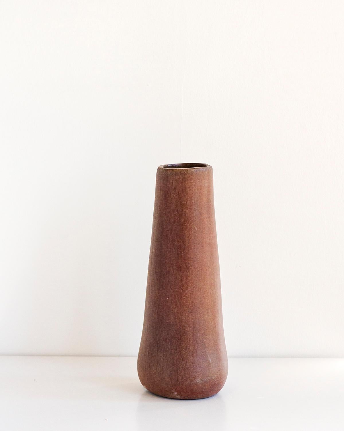 Hand-Crafted Solitaire Handmade Organic Modern Clay Vase in Toasted Clay For Sale