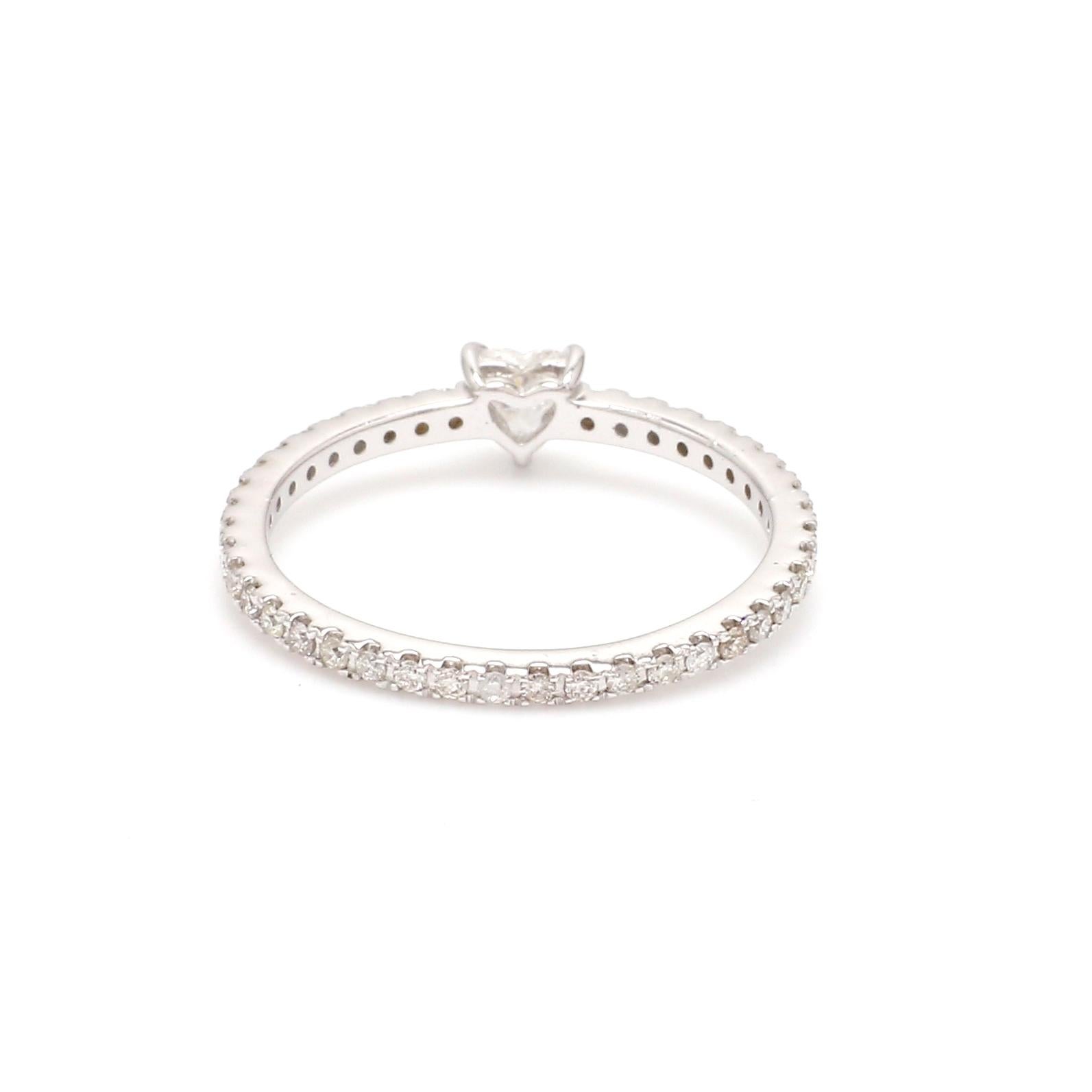 Cuore Anello a fascia per l'eternità con diamante a forma di cuore solitario in oro bianco 14 carati in vendita