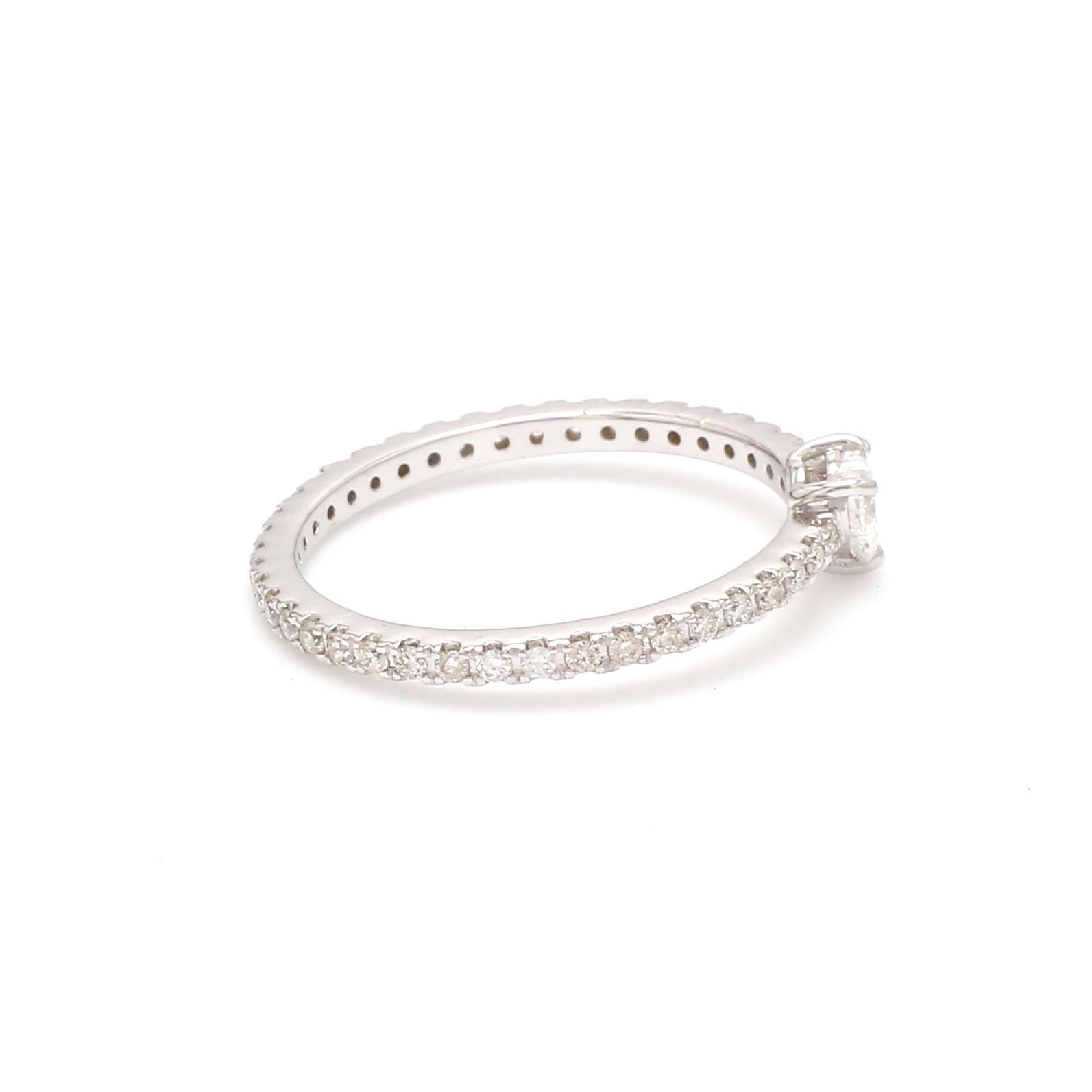 Anello a fascia per l'eternità con diamante a forma di cuore solitario in oro bianco 14 carati In condizioni Nuovo in vendita a Diera, Dubai