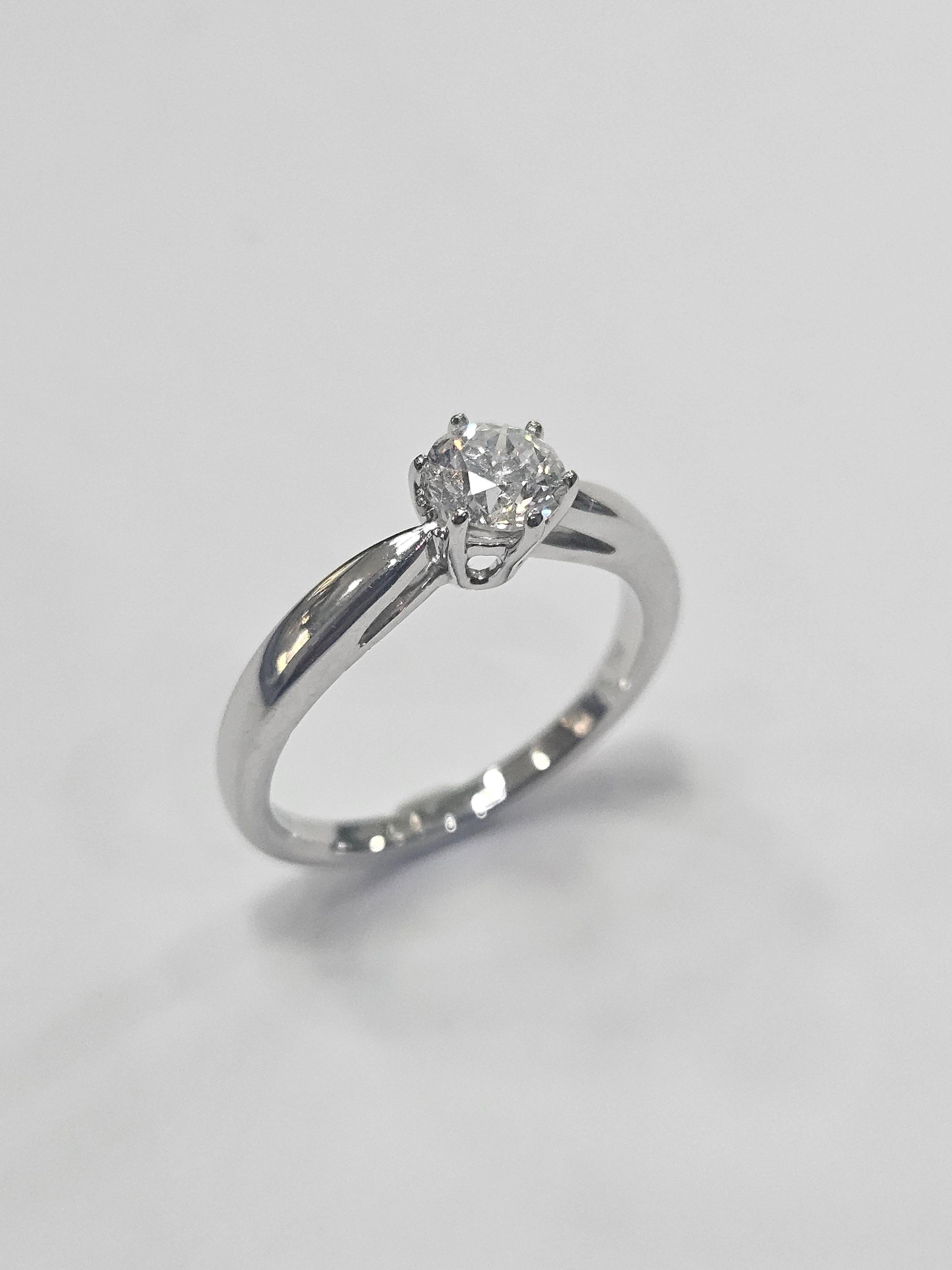 Solitär HRD Naturdiamant 0,50 cts D Farbe und VVs1 Klarheit Hand Made 18kts (Brillantschliff) im Angebot