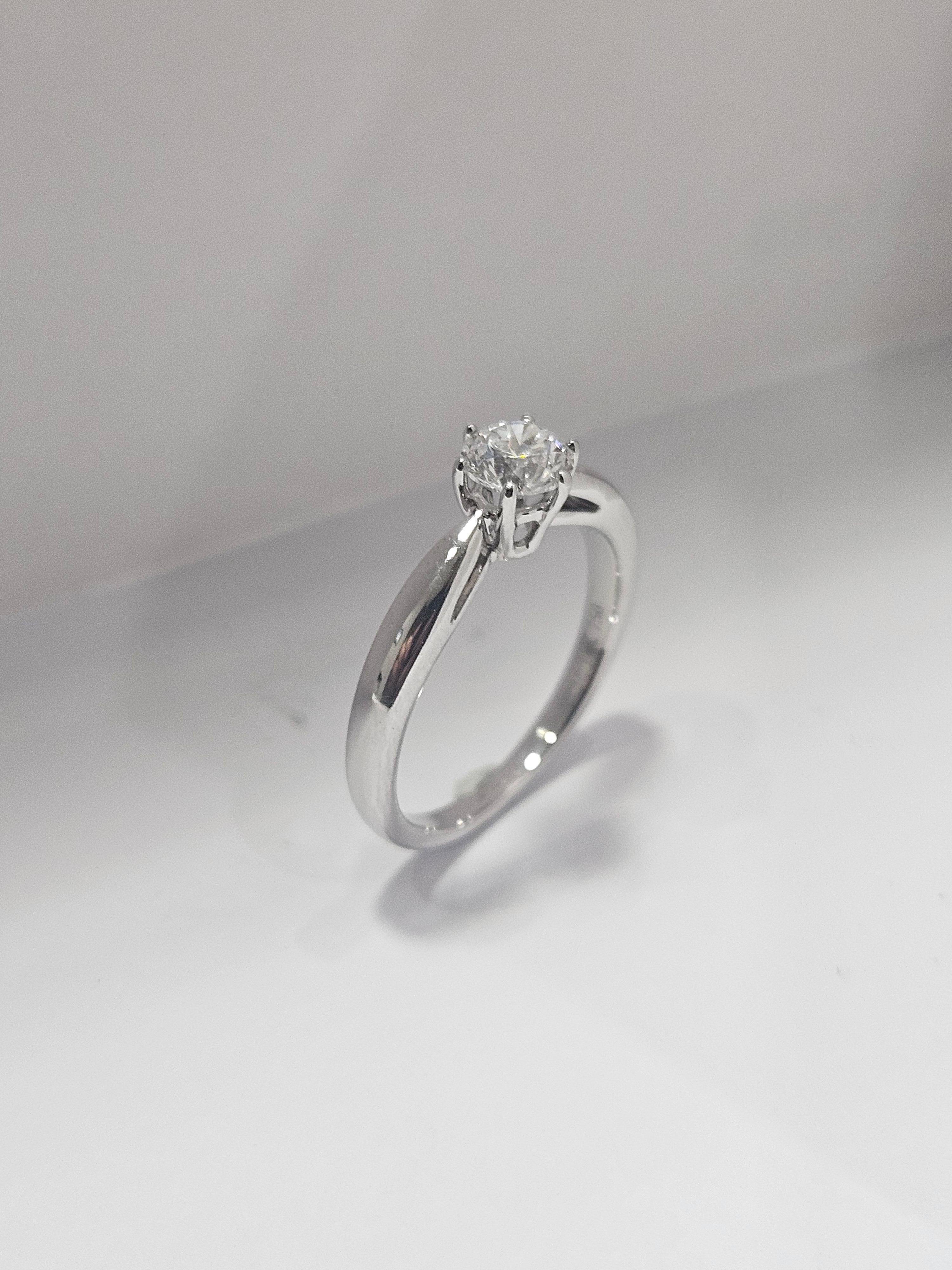 Solitär HRD Naturdiamant 0,50 cts D Farbe und VVs1 Klarheit Hand Made 18kts im Zustand „Neu“ im Angebot in MADRID, ES