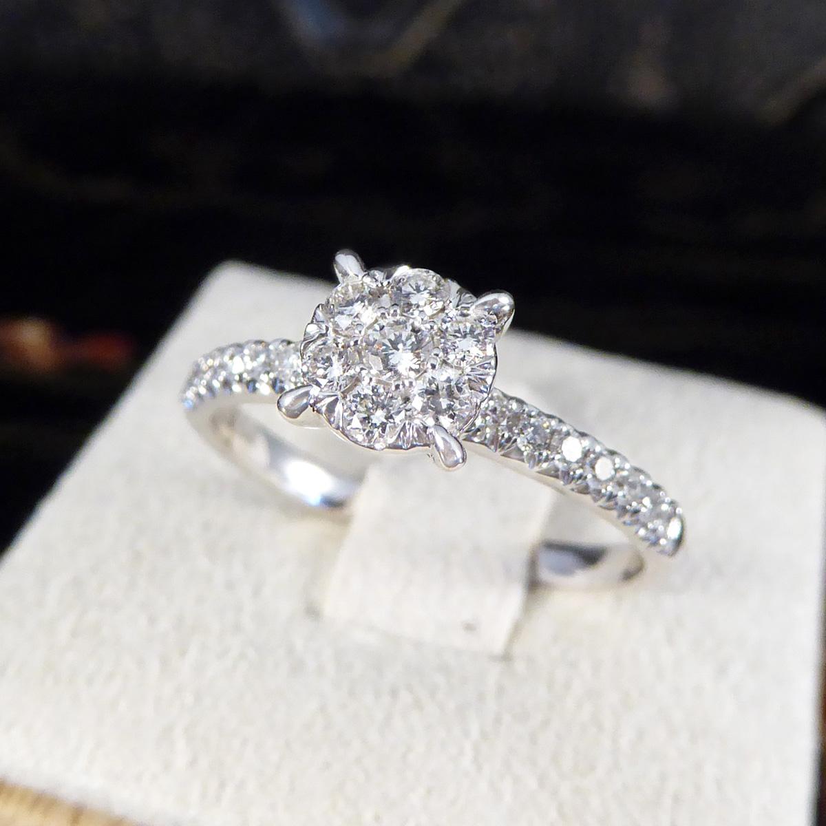 Solitär-Cluster-Ring aus Weißgold mit Diamanten in Illusion gefasst und Diamant-Schultern 4