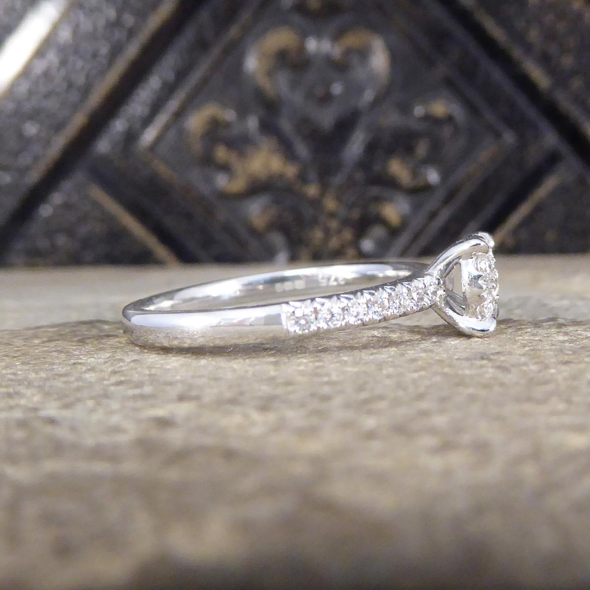 Solitär-Cluster-Ring aus Weißgold mit Diamanten in Illusion gefasst und Diamant-Schultern (Moderne)