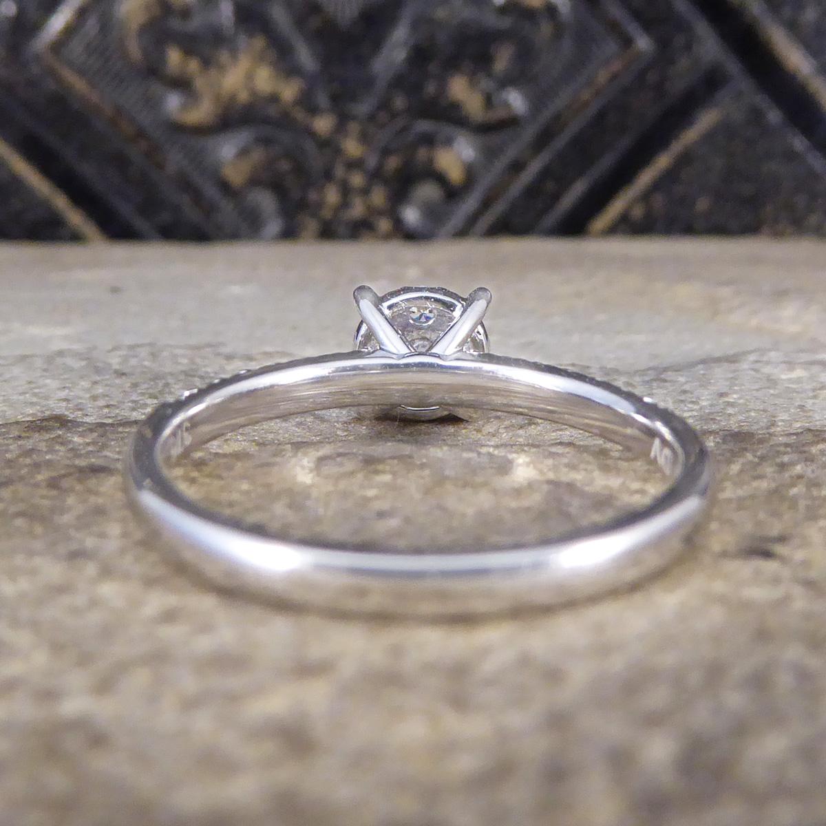 Solitär-Cluster-Ring aus Weißgold mit Diamanten in Illusion gefasst und Diamant-Schultern (Brillantschliff)