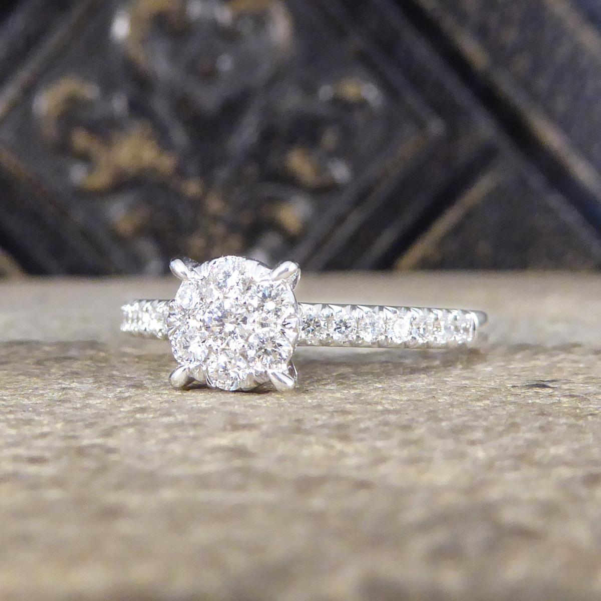 Solitär-Cluster-Ring aus Weißgold mit Diamanten in Illusion gefasst und Diamant-Schultern im Zustand „Neu“ in Yorkshire, West Yorkshire