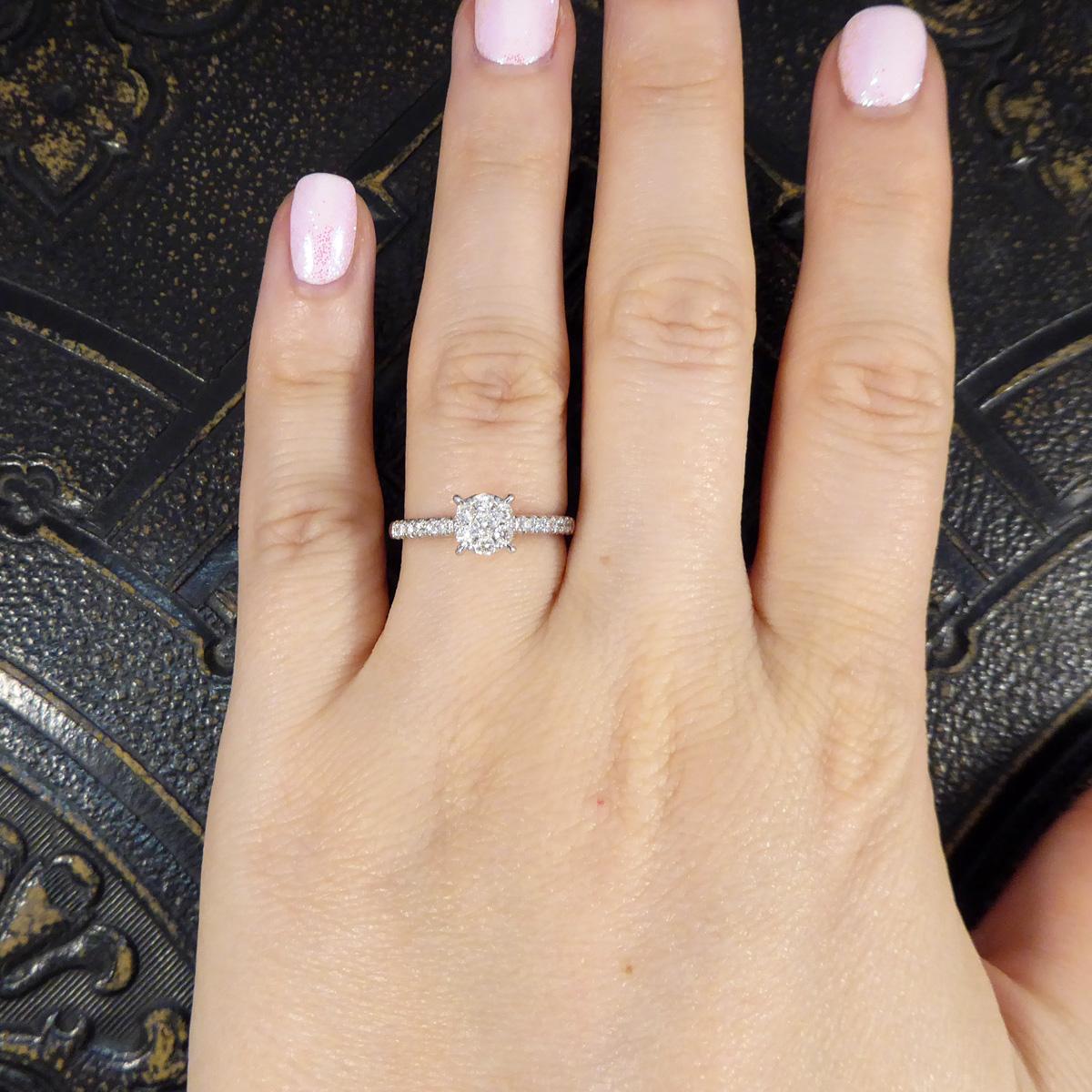 Solitär-Cluster-Ring aus Weißgold mit Diamanten in Illusion gefasst und Diamant-Schultern Damen