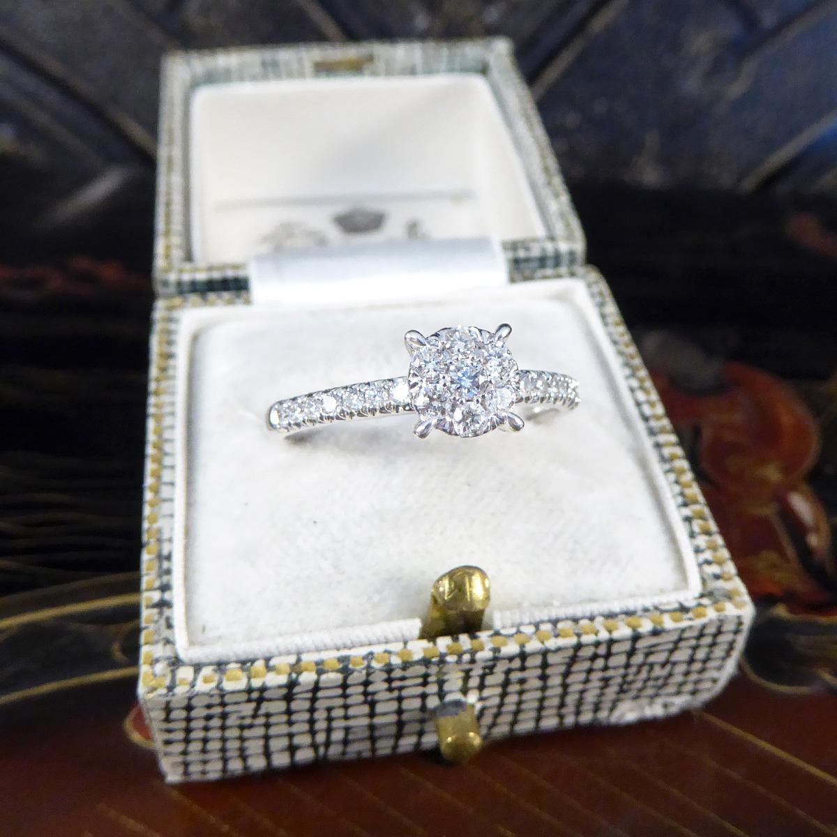 Solitär-Cluster-Ring aus Weißgold mit Diamanten in Illusion gefasst und Diamant-Schultern 2