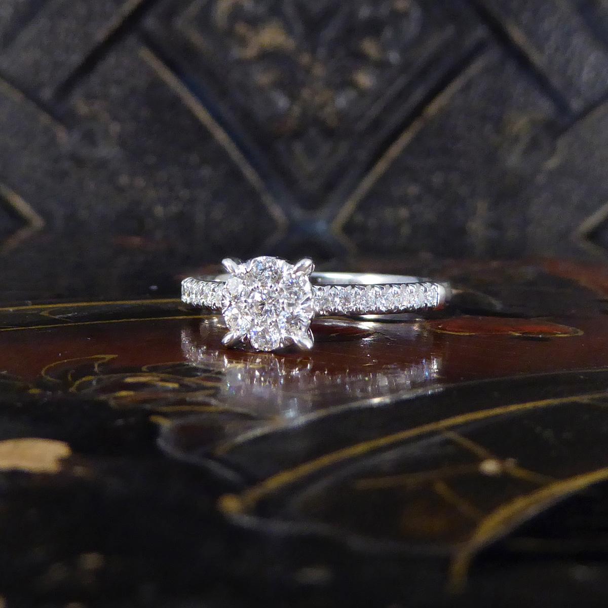 Solitär-Cluster-Ring aus Weißgold mit Diamanten in Illusion gefasst und Diamant-Schultern 3