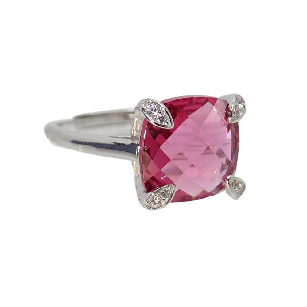 Magnifique bague unique en argent 925. La grande pierre centrale est un rubis racine, d'une magnifique teinte rose, serti dans quatre grands anneaux avec des zircons cubiques incrustés. Sa forme est proche d'une composition géométrique, ce qui lui