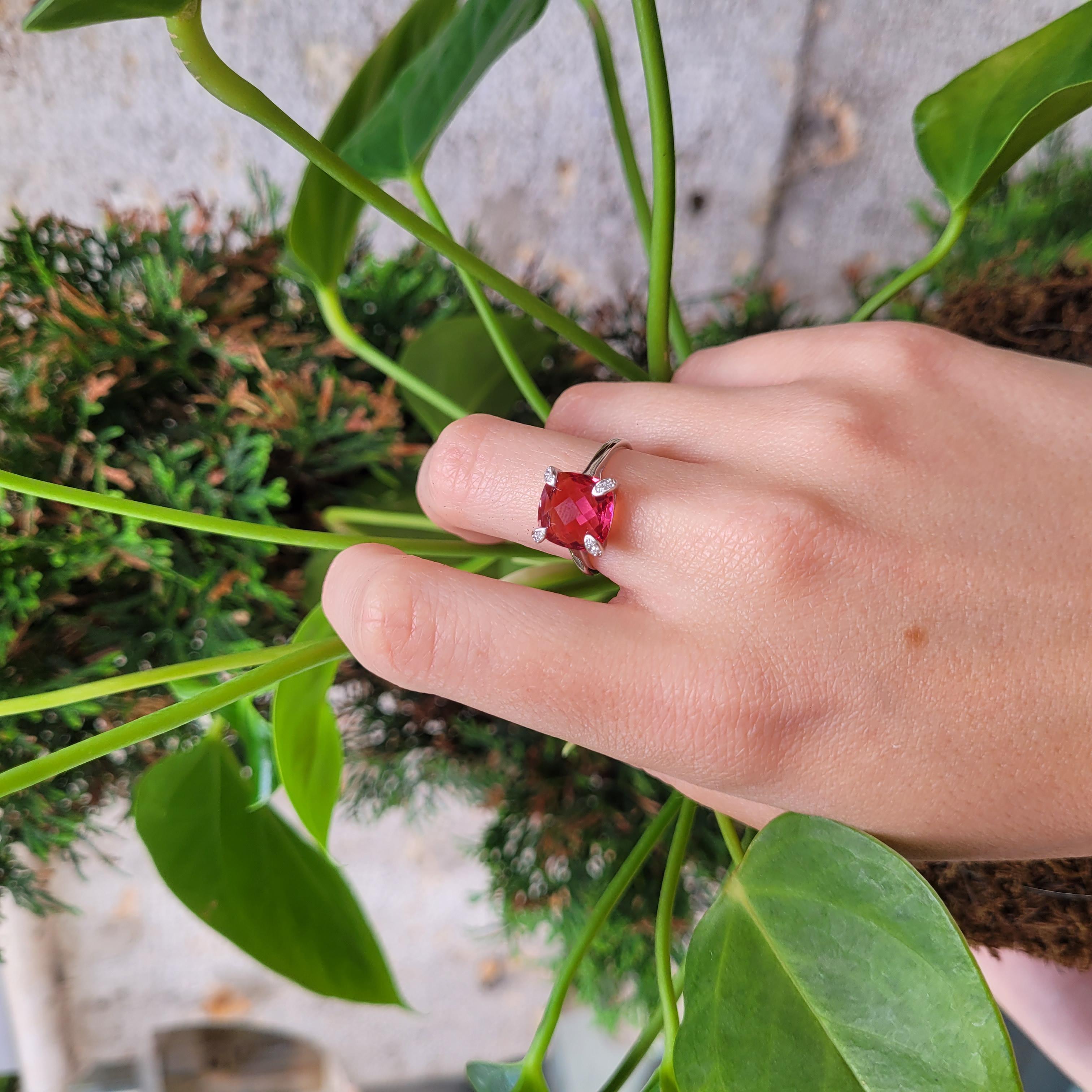 Taille coussin Bague solitaire Italie, racine de rubis et zircons, argent 925 en vente