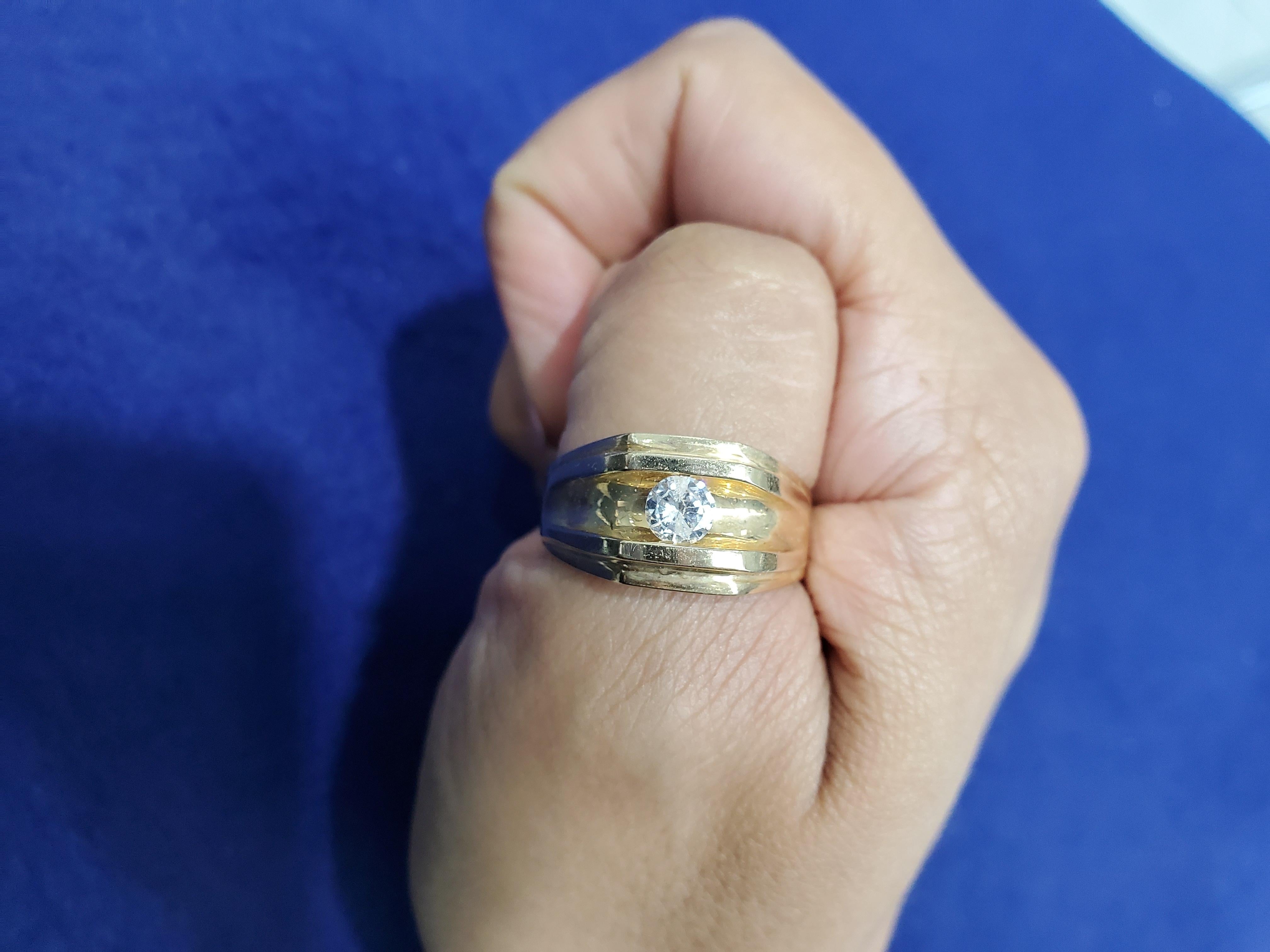 Taille ronde Alliance solitaire pour hommes en or jaune 14 carats en vente