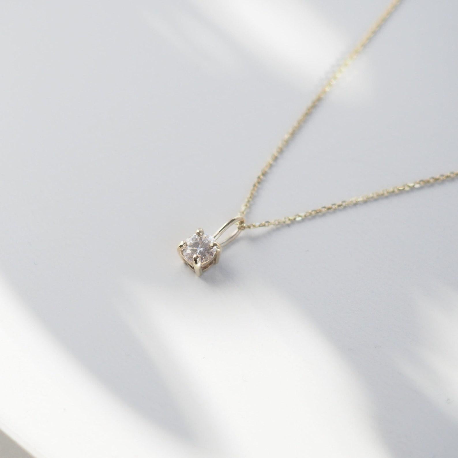Solitaire Moissanite Necklace 14k Yellow gold  Anniversary Gift For Women . Neuf - En vente à Chicago, IL
