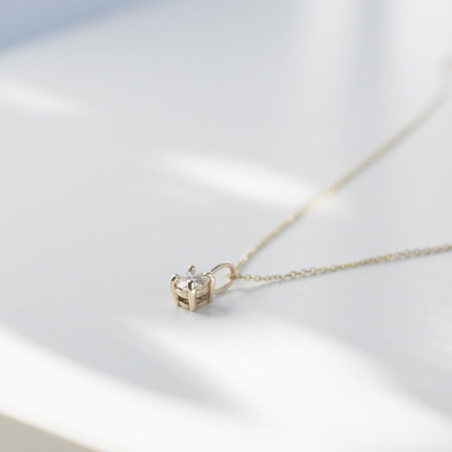 Solitaire Moissanite Necklace 14k Yellow gold  Anniversary Gift For Women . en vente 1