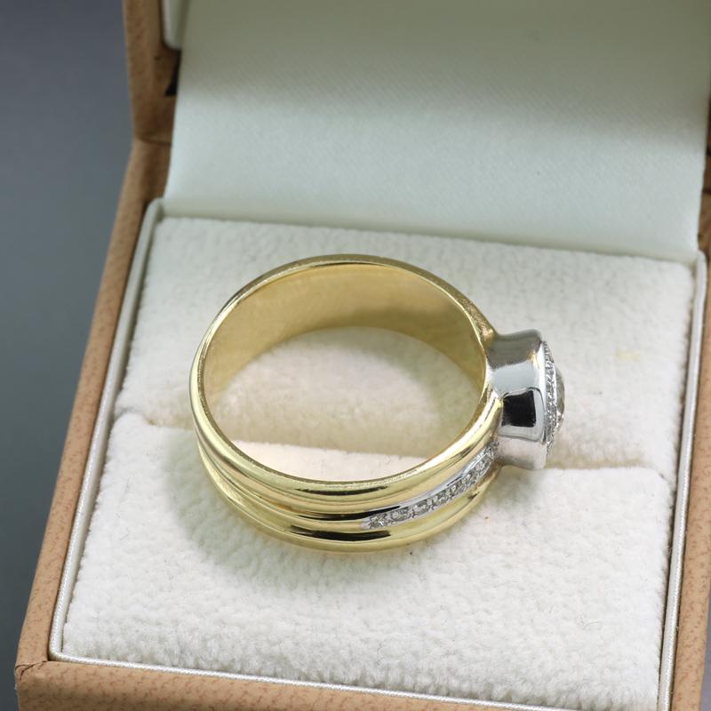 Solitaire natural brilliant cut Diamond Ring 14Kt Gold bicolor Band Ring Unisex In New Condition For Sale In München, DE