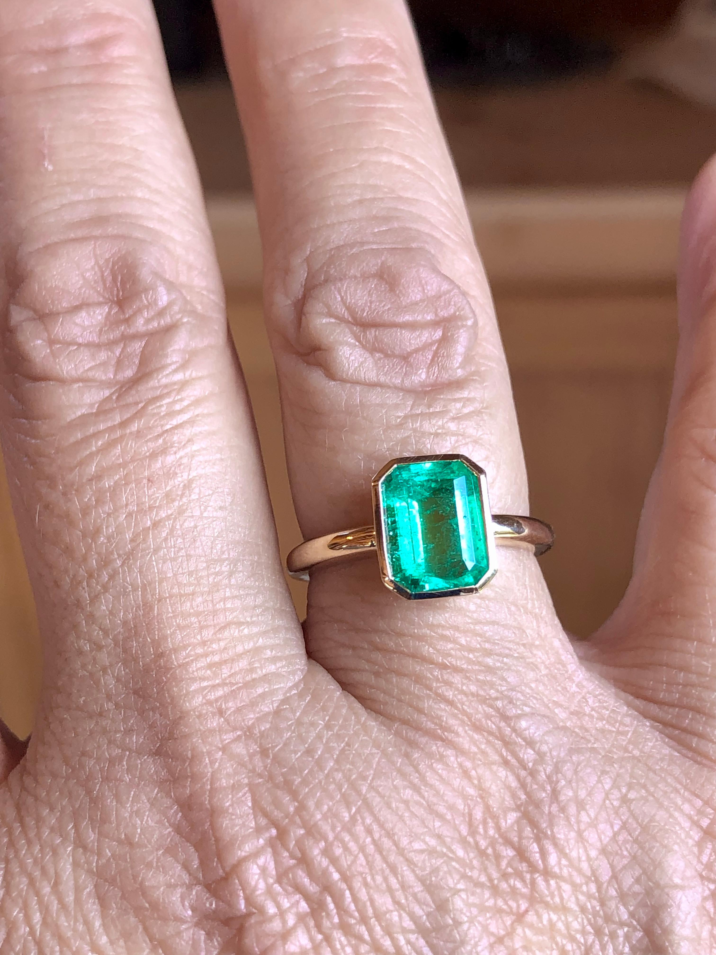Emeralds Maravellous Solitaire Natural Colombian Emerald 18K Engagement Ring For Sale 4