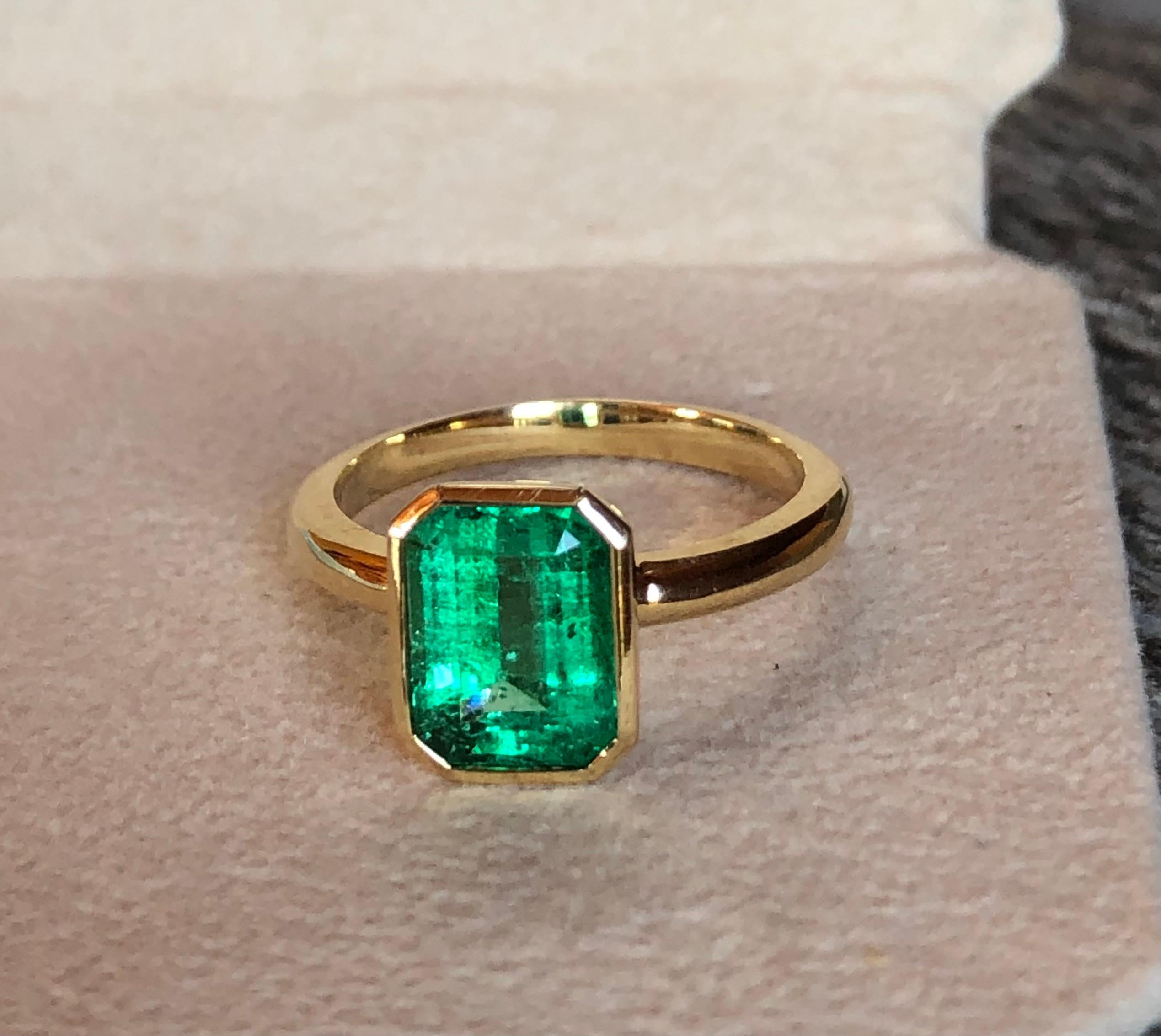Emeralds Maravellous Solitaire Natural Colombian Emerald 18K Engagement Ring For Sale 5