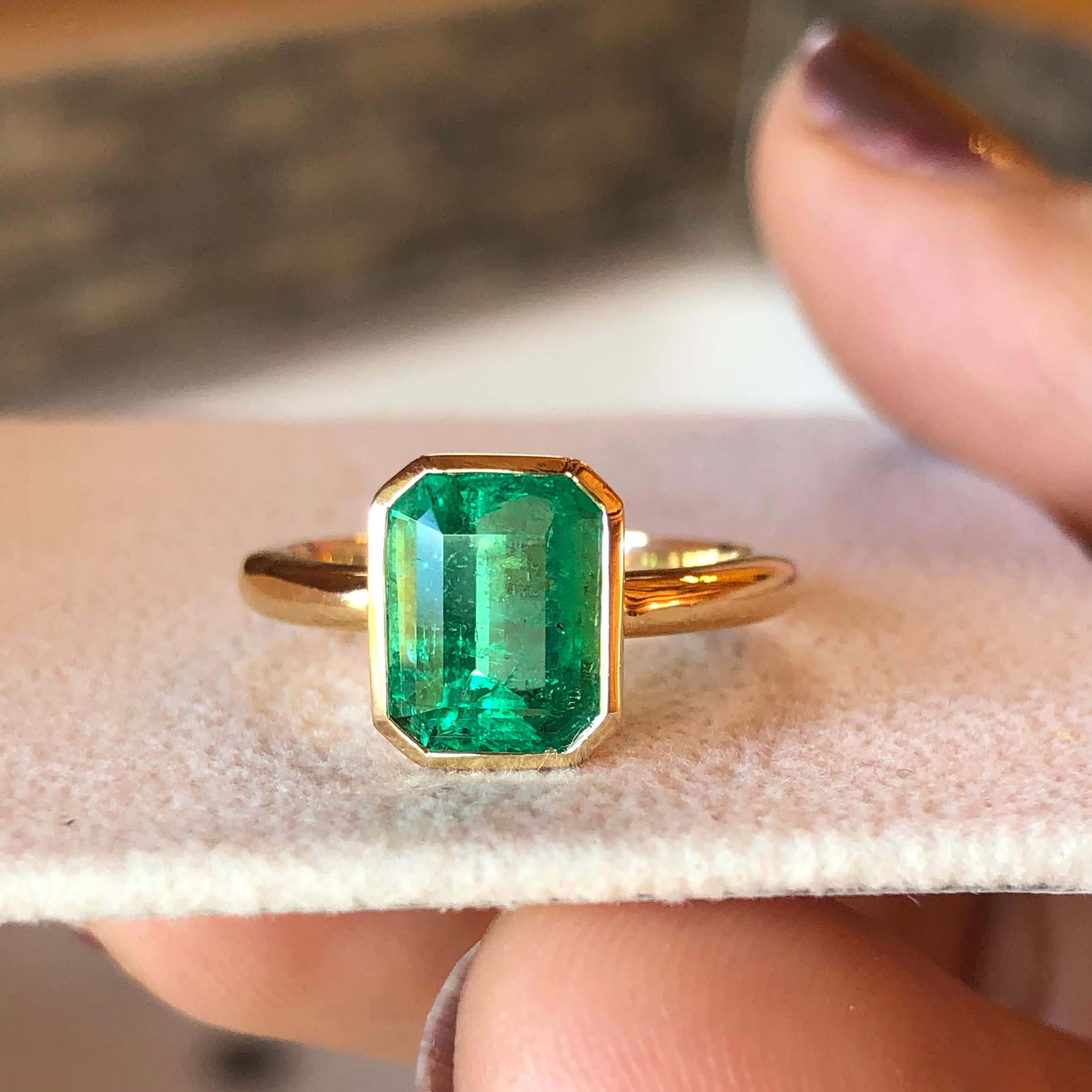 Bague de fiançailles 18 carats Maravellous Solitaire en émeraudes naturelles de Colombie en vente 2