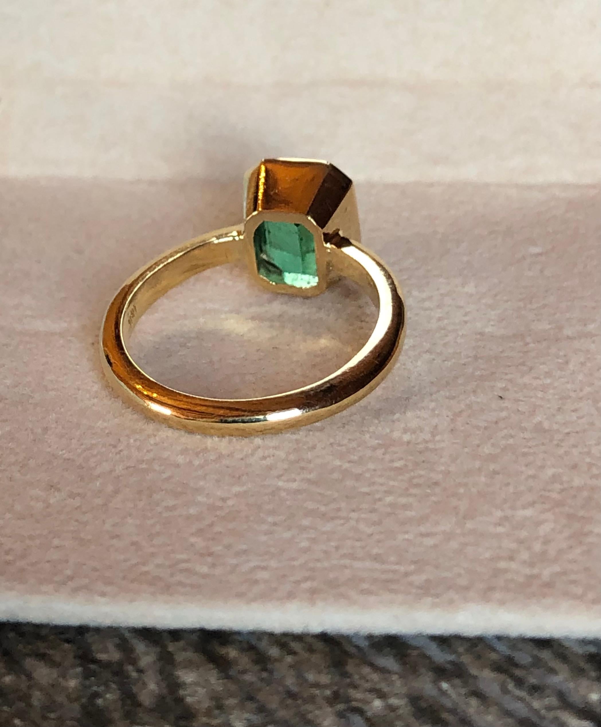 Emeralds Maravellous Solitaire Natural Colombian Emerald 18K Engagement Ring For Sale 2