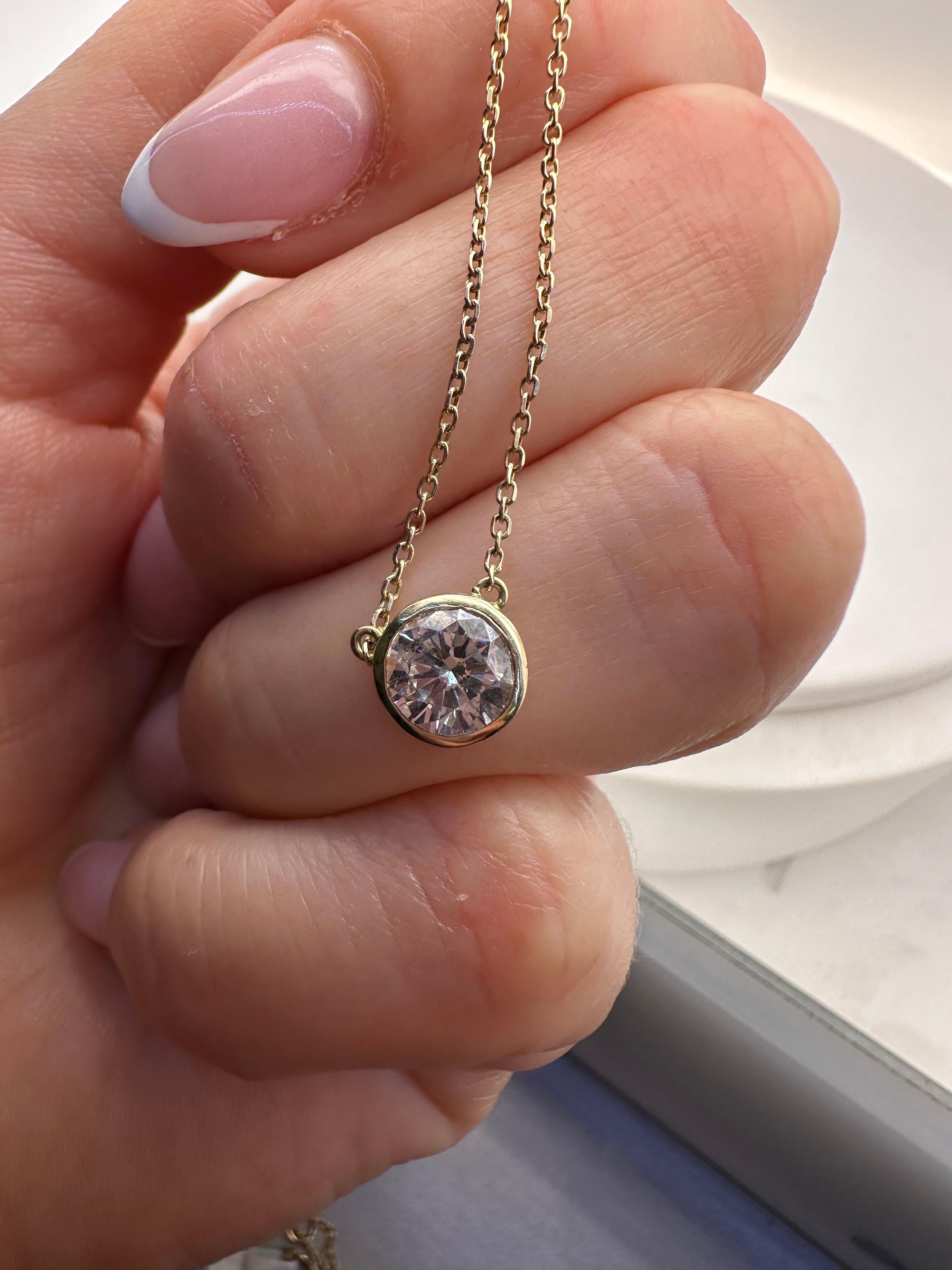 Collier pendentif de style flottant avec un diamant central serti dans un chaton, diamant totalisant 0.80ct app, à la clarté de SI3-I1 et à la couleur G-H. La longueur du collier est de 18 à 16 pouces, avec un système de réglage sur la chaîne.
Le