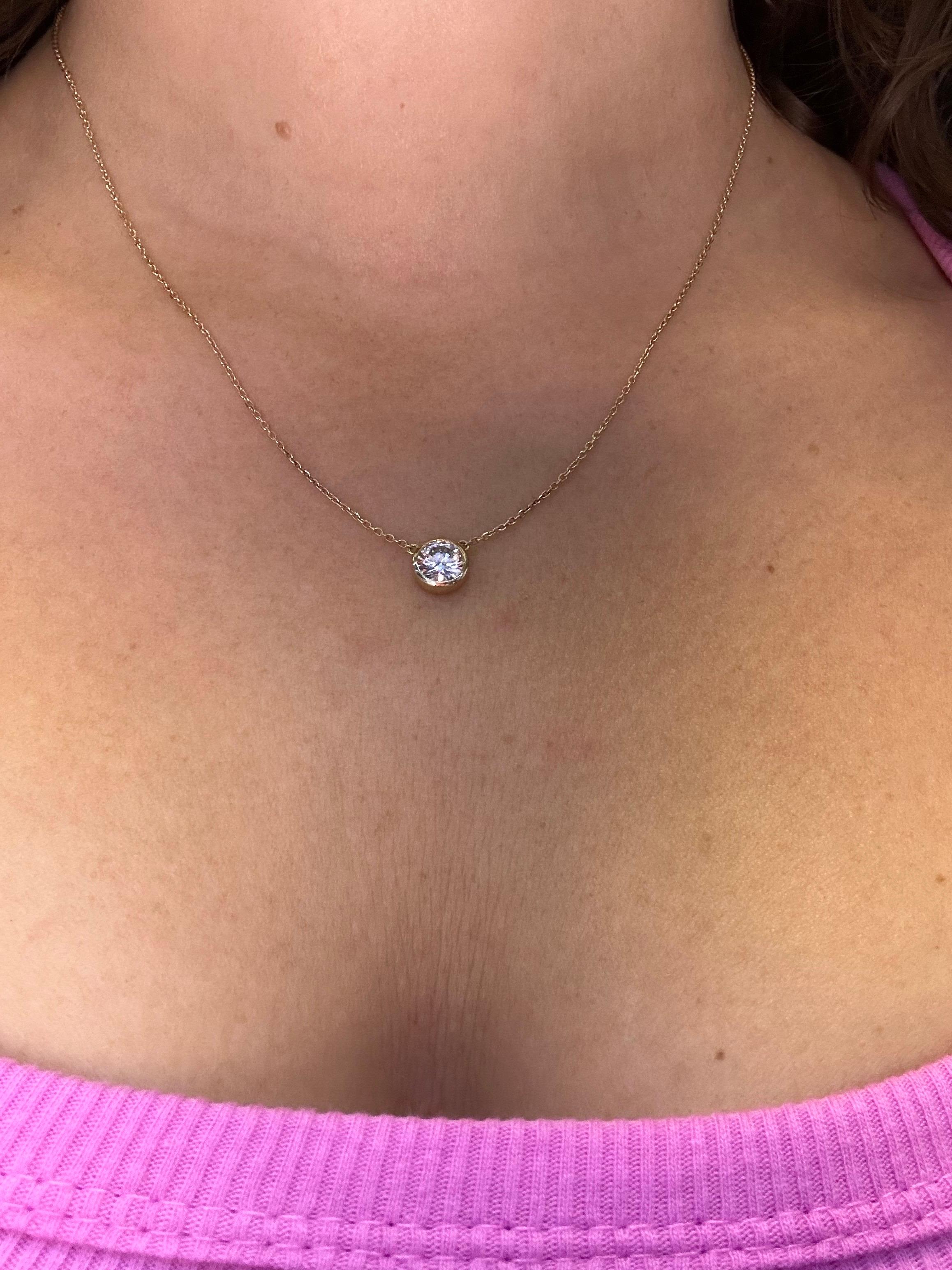Collier pendentif solitaire en or 14 carats avec diamants naturels 0,80 carat en vente 1
