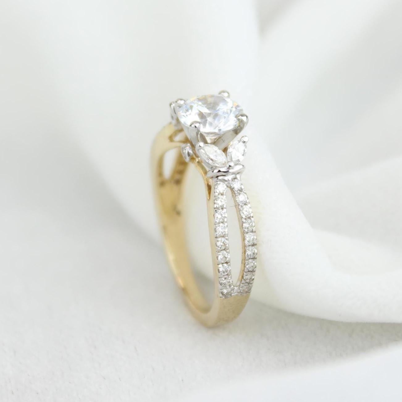 Solitaire Natural Diamond Promise Ring in 14K Solid Gold (Certified) Pour femmes en vente