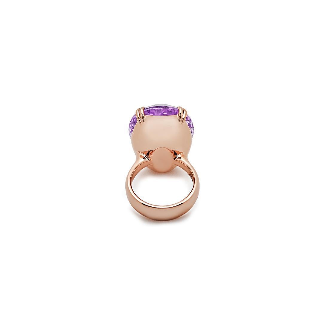Wir präsentieren unseren atemberaubenden ovalen Solitär-Kunzit-Ring, ein atemberaubendes Schmuckstück, das Eleganz und Raffinesse ausstrahlt. Dieser exquisite Ring zeigt einen großen ovalen Kunzit-Stein, der anmutig in ein strahlendes Roségoldband