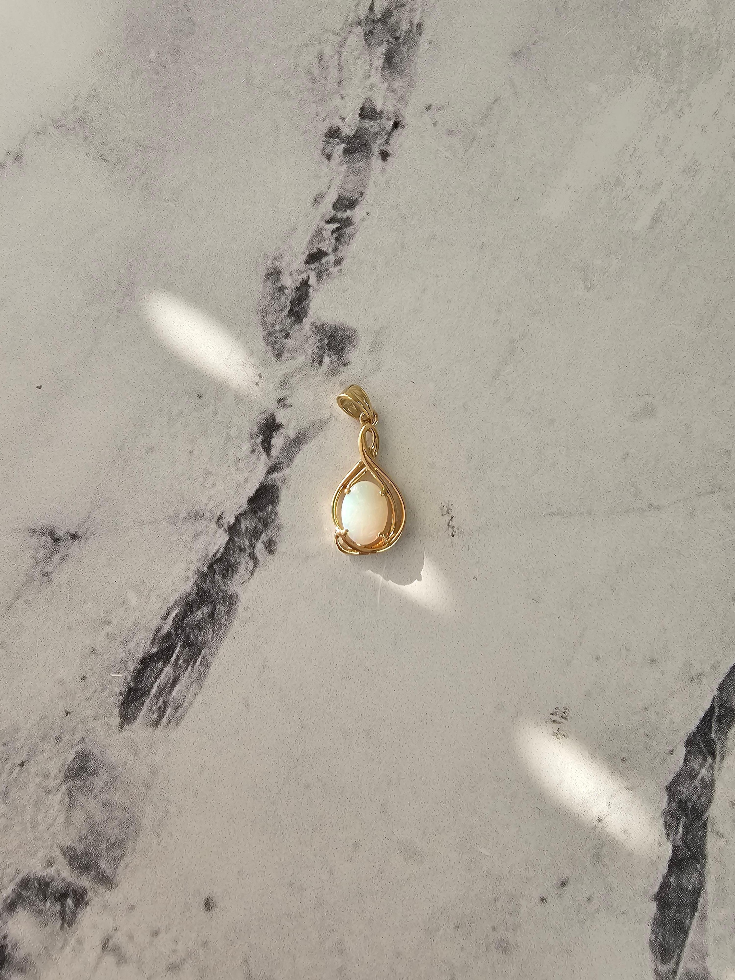 ♥ Sommaire du produit ♥

Pierre principale : Opale
Matériau : Or jaune 14K 
Taille de la pierre : Ovale
Dimensions : 24MMX 10MM
Poids : 1 gramme
Chaîne : 18