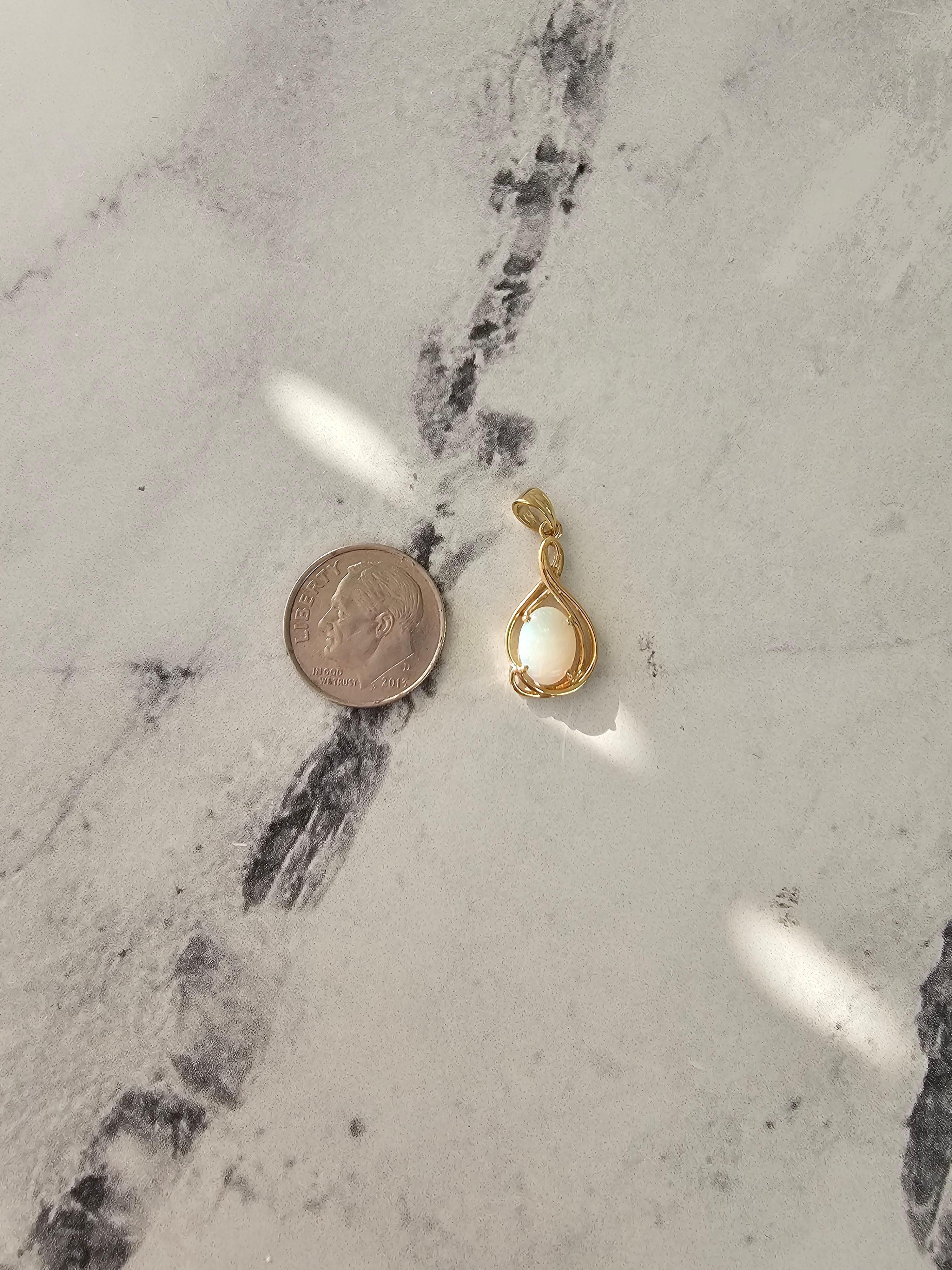 Taille ovale Collier solitaire en or jaune 14 carats avec opale ovale en vente