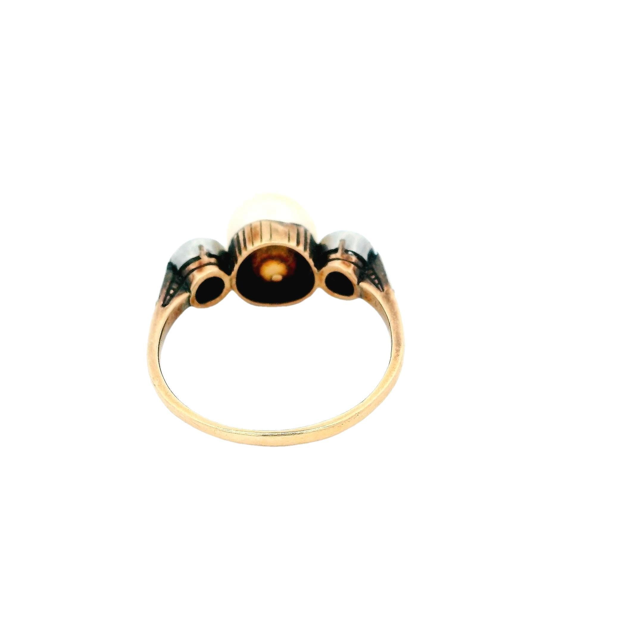 Solitaire Pearl 2 Side Diamond In Excellent Condition For Sale In Great Neck Plaza, NY