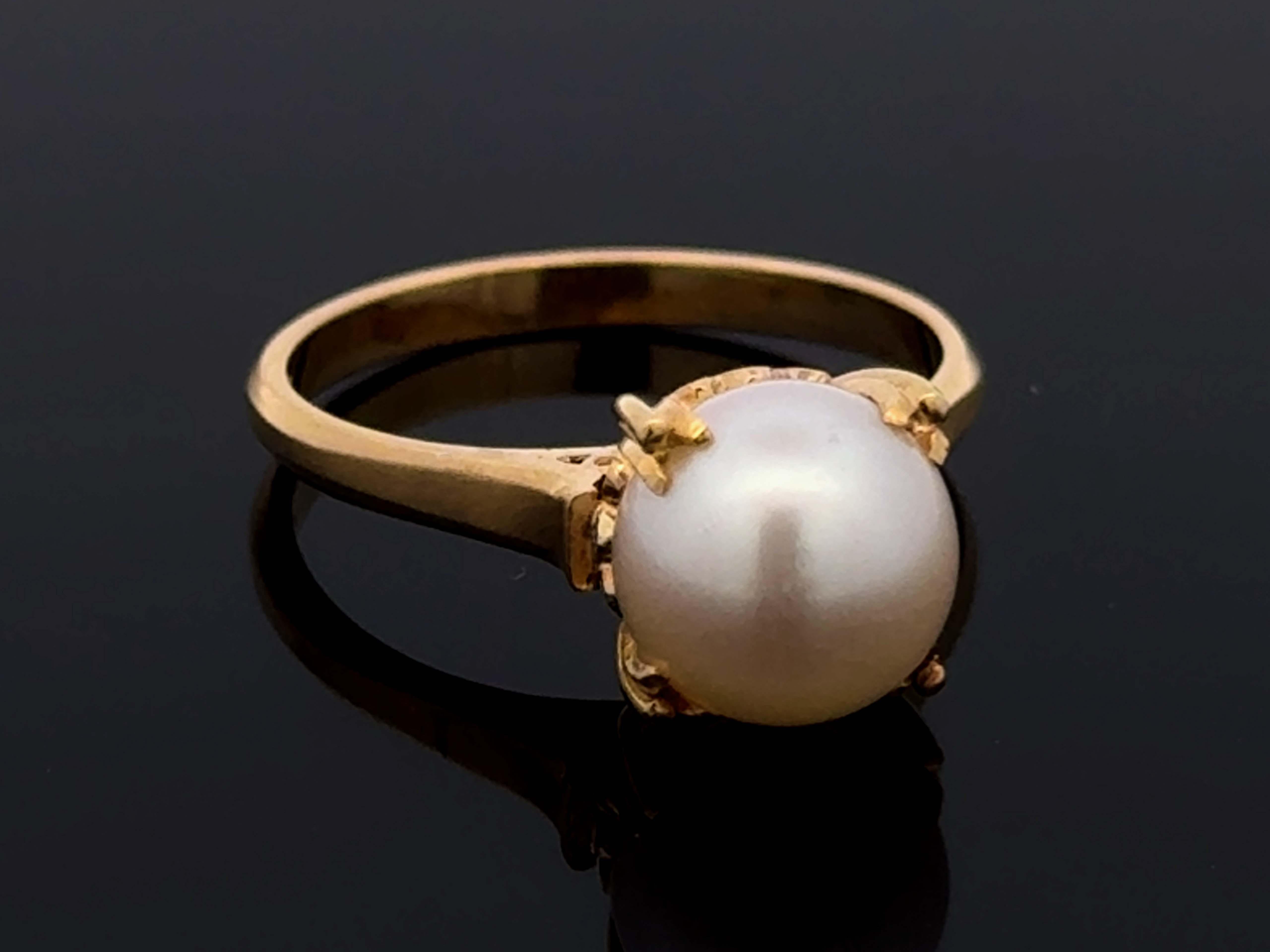 Bague solitaire en or jaune 18k avec perles serties en vente 1