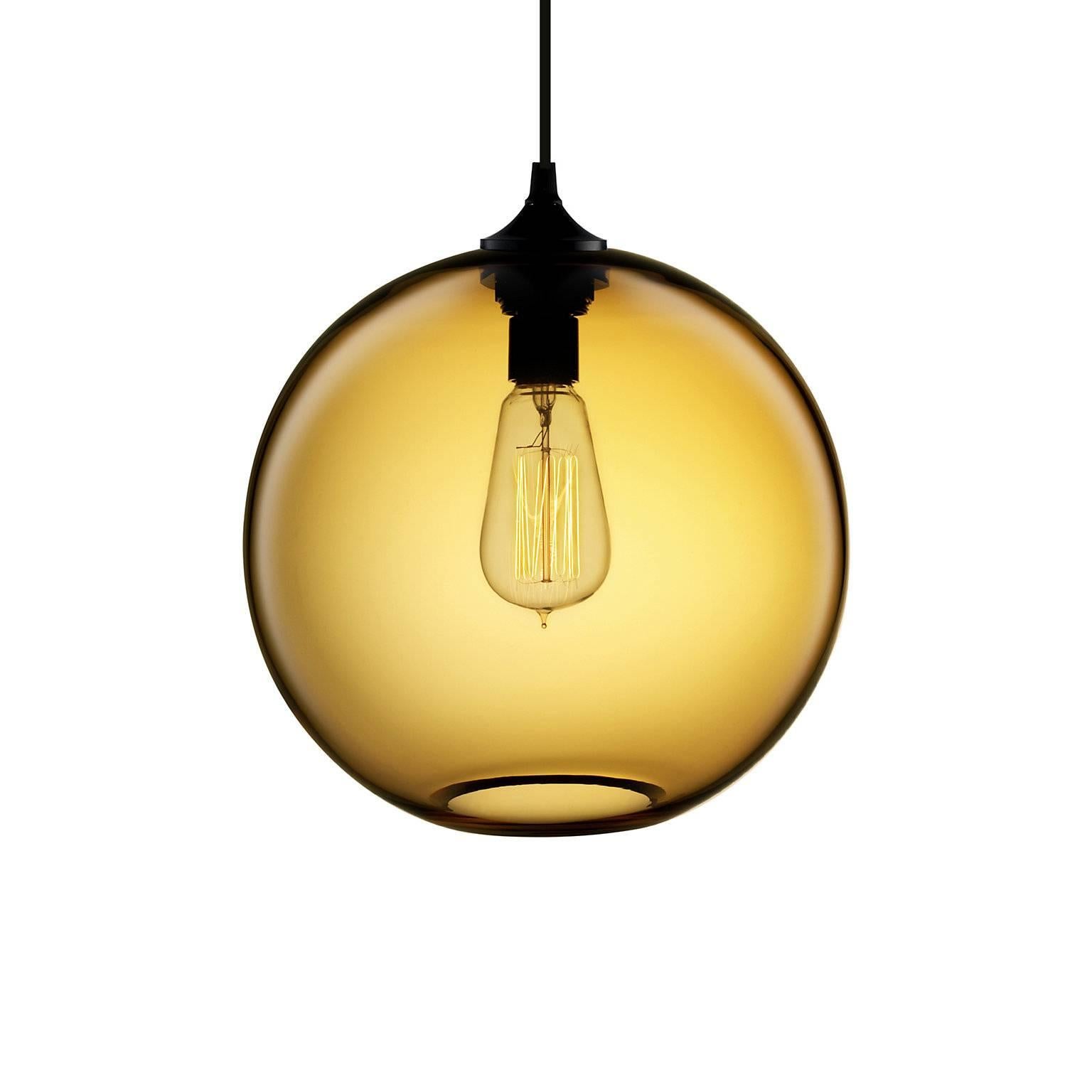 The Edison bulb at the centre of the signature Solitaire pendant and the cylindrical shape of the glass body harmonize to accentuate enduring quality and beauty. Every single glass pendant light that comes from Niche is hand-blown by real human