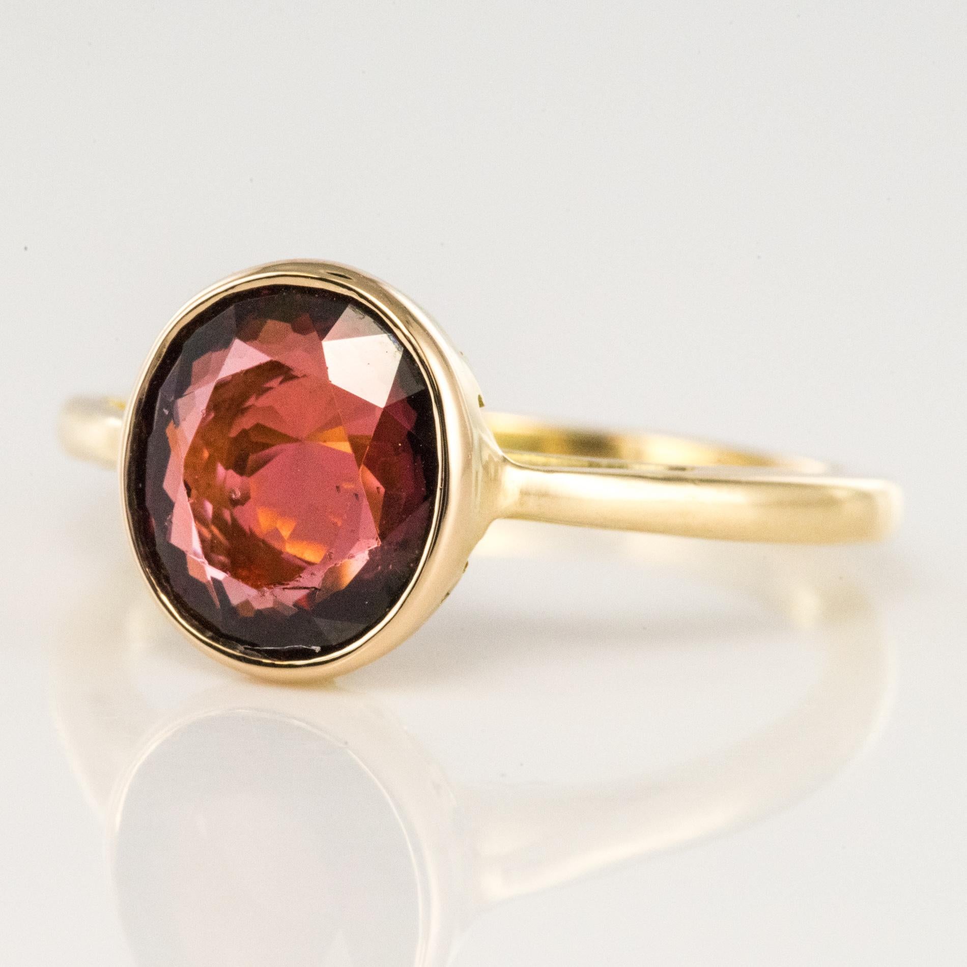 Anillo solitario de oro amarillo de 18 quilates con granate rodolita Corte oval en venta