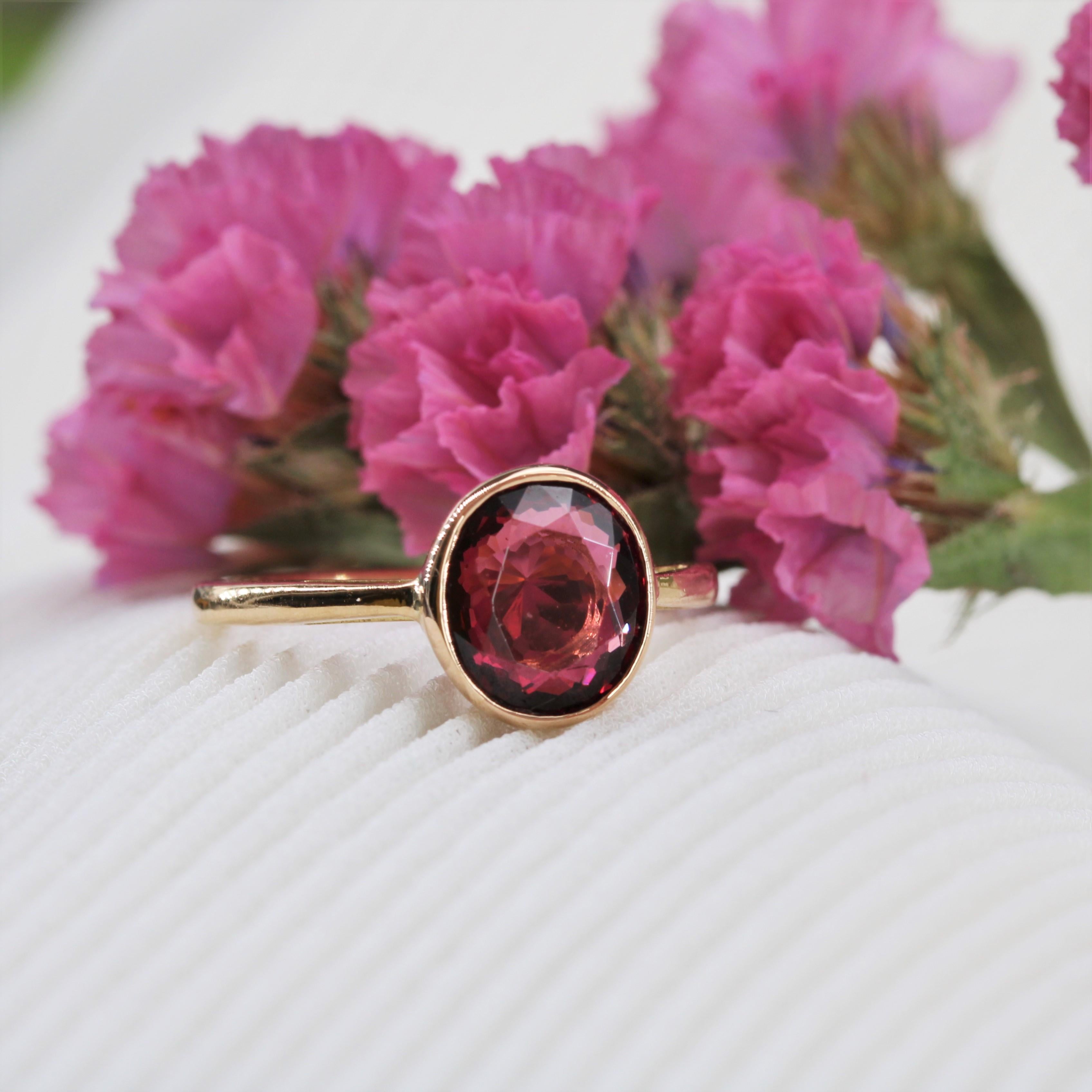 Anillo solitario de oro amarillo de 18 quilates con granate rodolita Moderno en venta