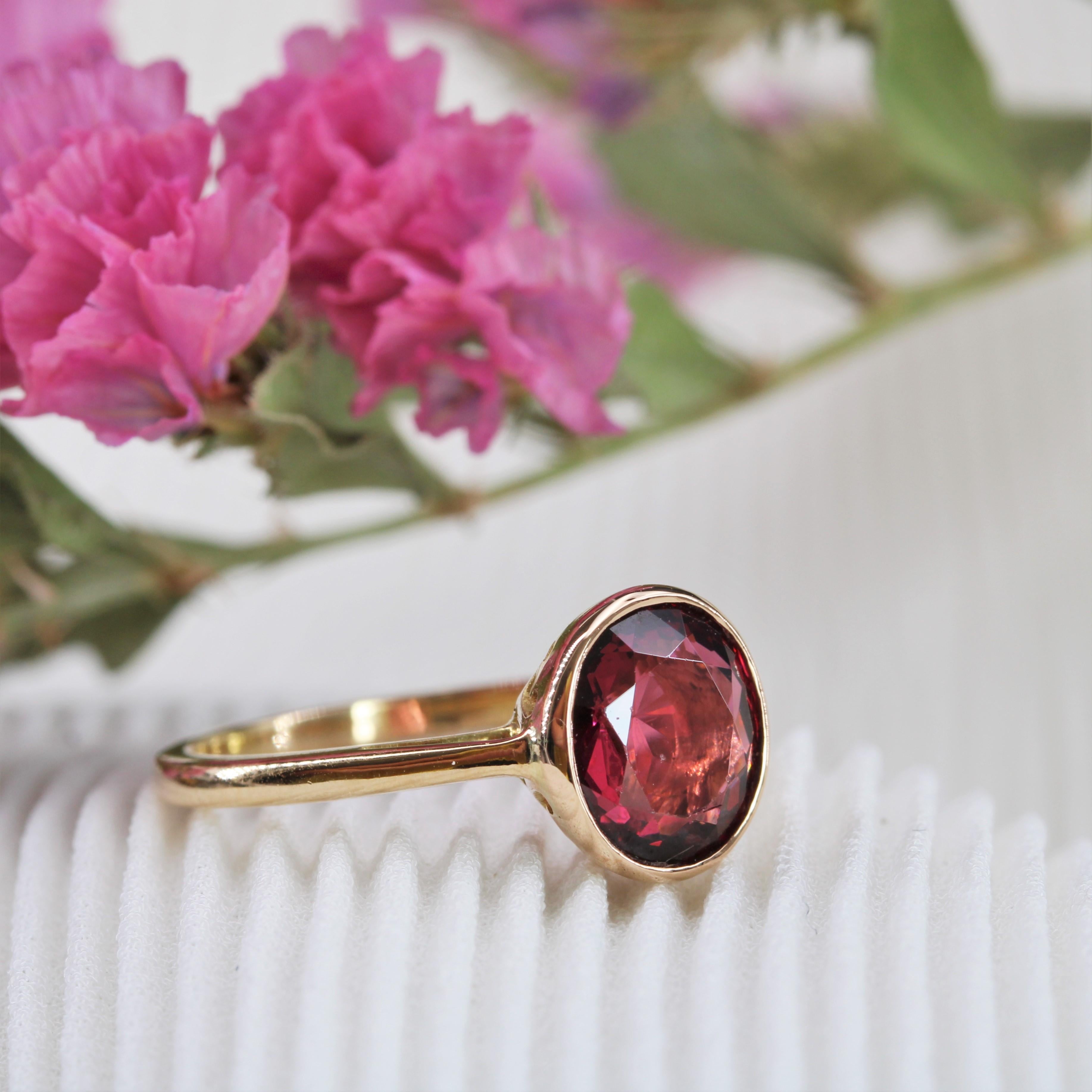 Anillo solitario de oro amarillo de 18 quilates con granate rodolita en venta 1
