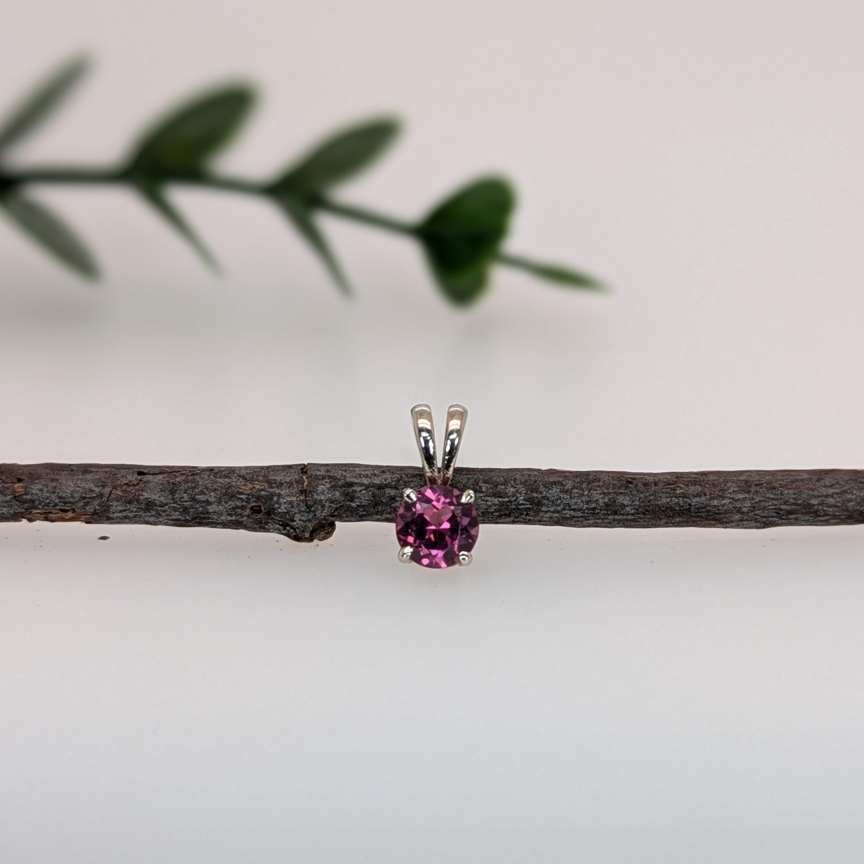 Ce magnifique pendentif solitaire présente une rhodolite ronde de 0,65ct sertie dans de l'or blanc massif 14K. Ce pendentif en citrine peut être un beau cadeau de pierre de naissance de janvier pour vos proches !
**Chaîne vendue