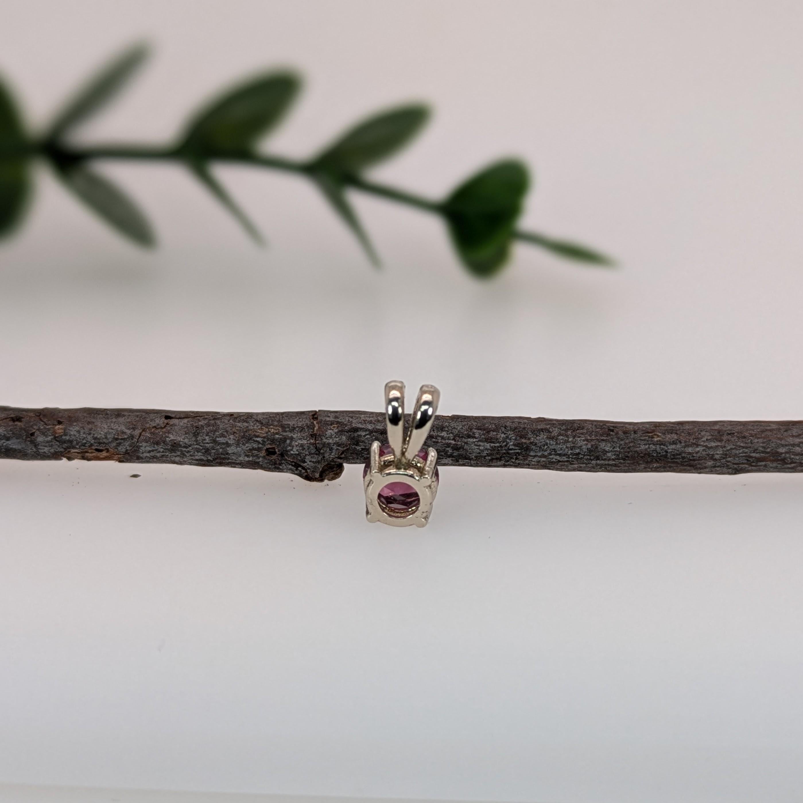 Art déco Pendentif solitaire en rhodolite avec clou de lapin en or blanc massif 14 carats  RD 5mm en vente