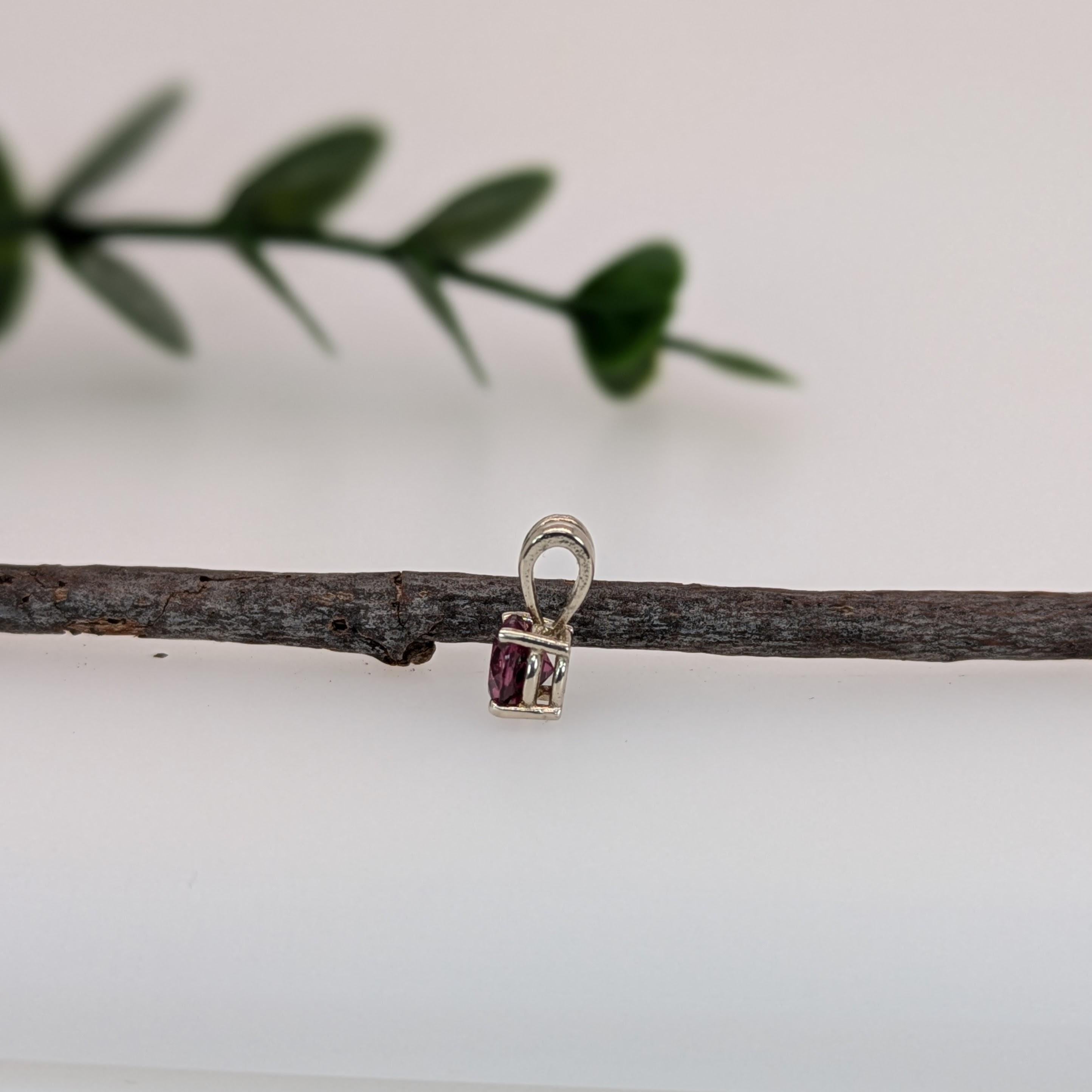 Taille ronde Pendentif solitaire en rhodolite avec clou de lapin en or blanc massif 14 carats  RD 5mm en vente