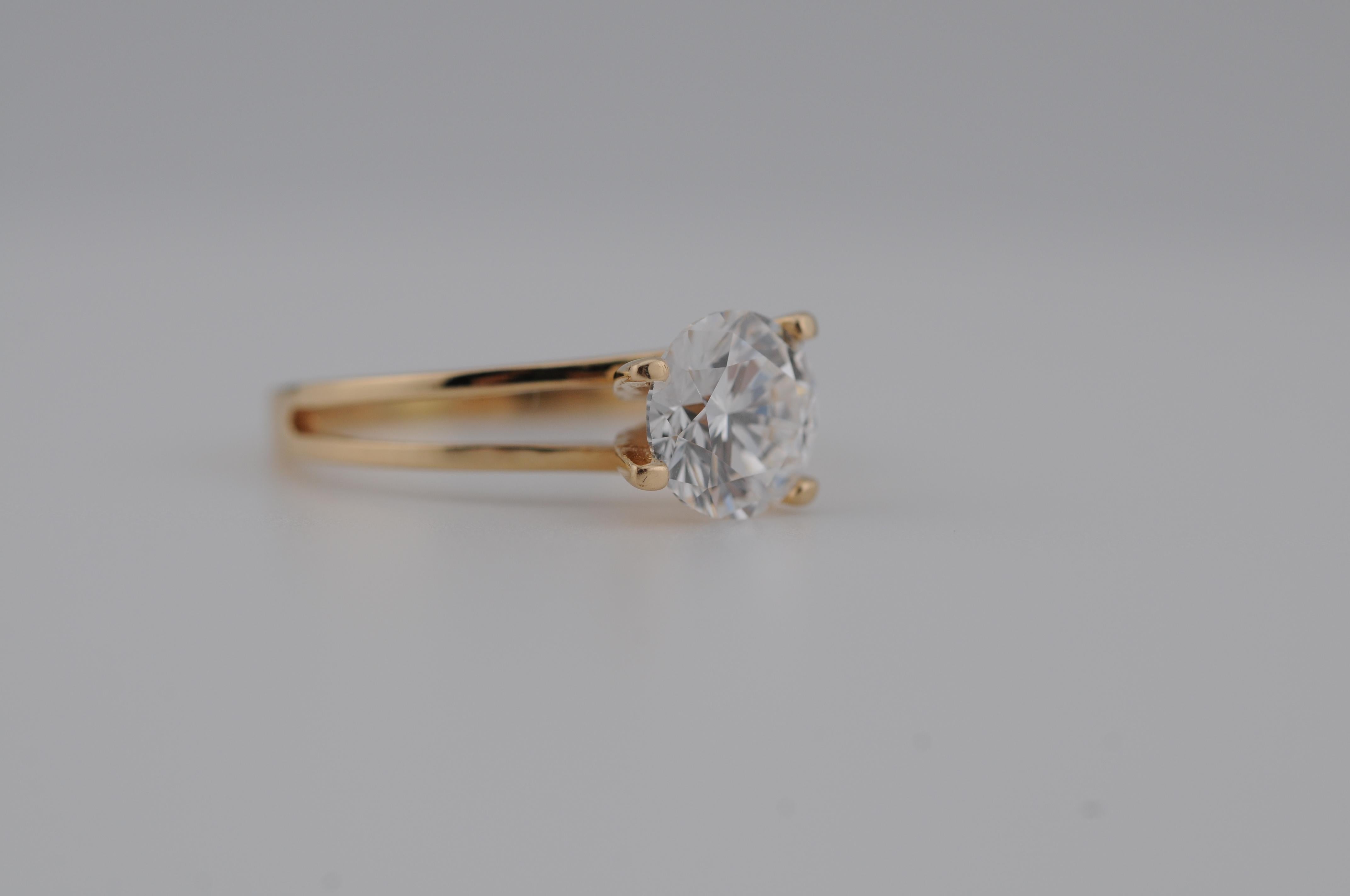 Bague solitaire en or jaune 14K avec diamant

Bague solitaire en or jaune 14 carats, ornée d'un seul diamant taillé en brillant. Le design est minimaliste, soulignant la qualité exceptionnelle du diamant.

Spécifications du diamant :

Forme :