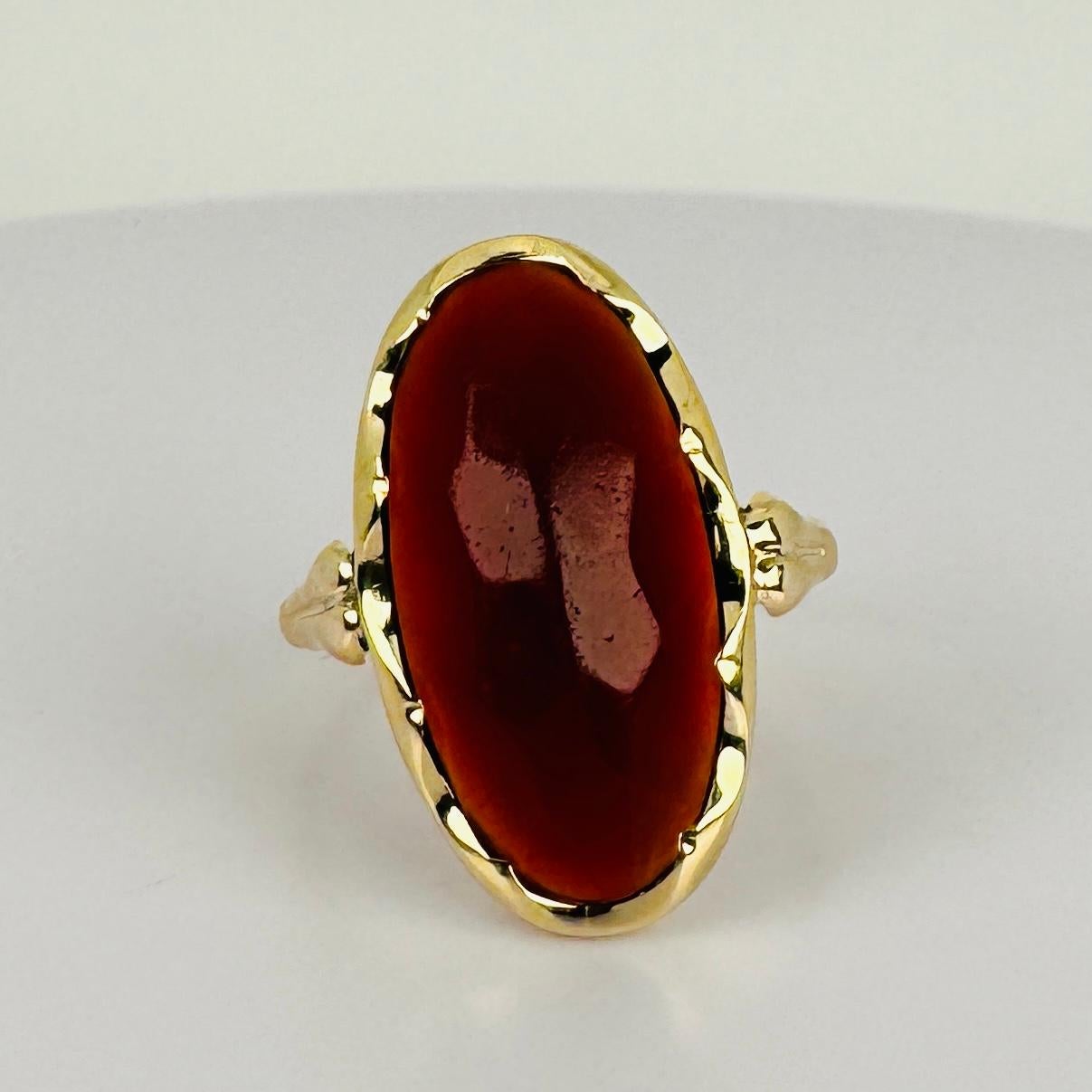 Taille ovale Bague solitaire en or jaune 14k avec cabochon de cornaline ovale facetté 8 carats en vente