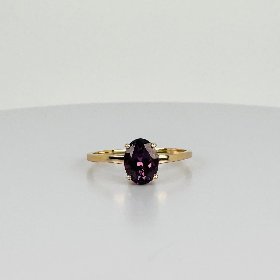 Cette magnifique bague vintage attire tous les regards ! Le spinelle violet rayonne d'une couleur profonde et riche qui semble élégante et charmante sans effort. Le design intemporel allie l'élégance classique à une touche de