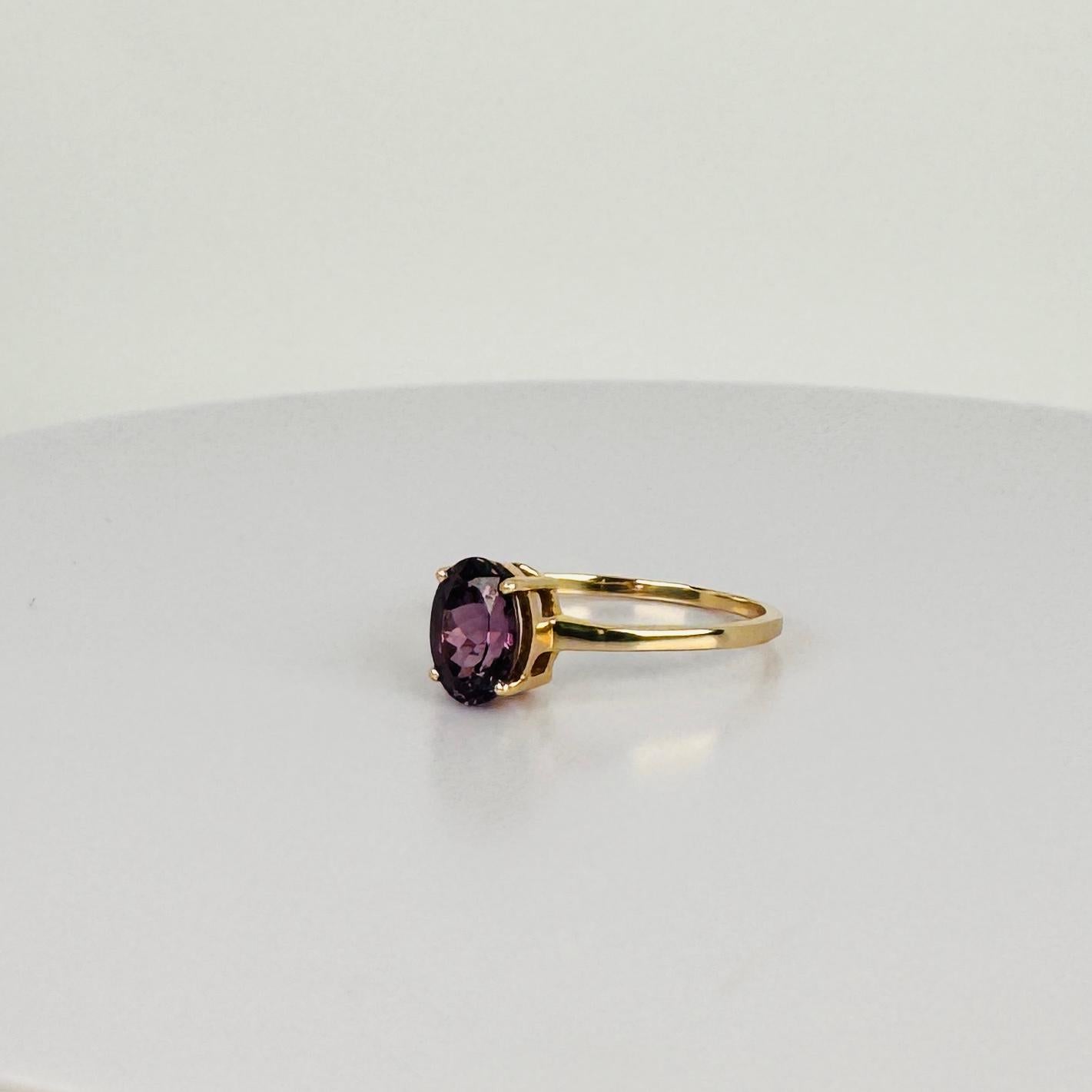 Bague solitaire en or jaune 14k avec spinelle naturel ovale violet 1.30 carat Bon état - En vente à Heemstede, NL