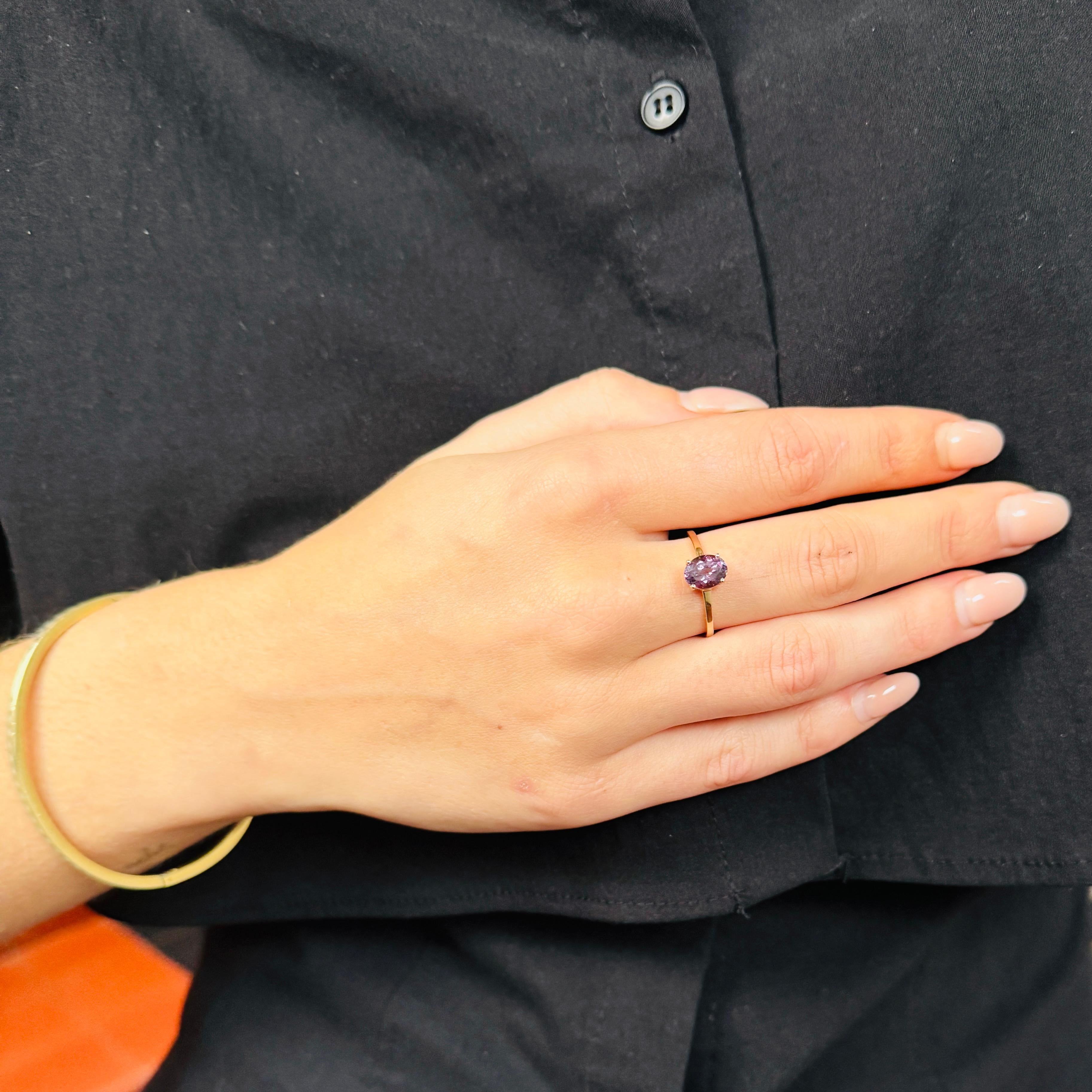 Taille ovale Bague solitaire en or jaune 14k avec spinelle naturel ovale violet 1.30 carat en vente