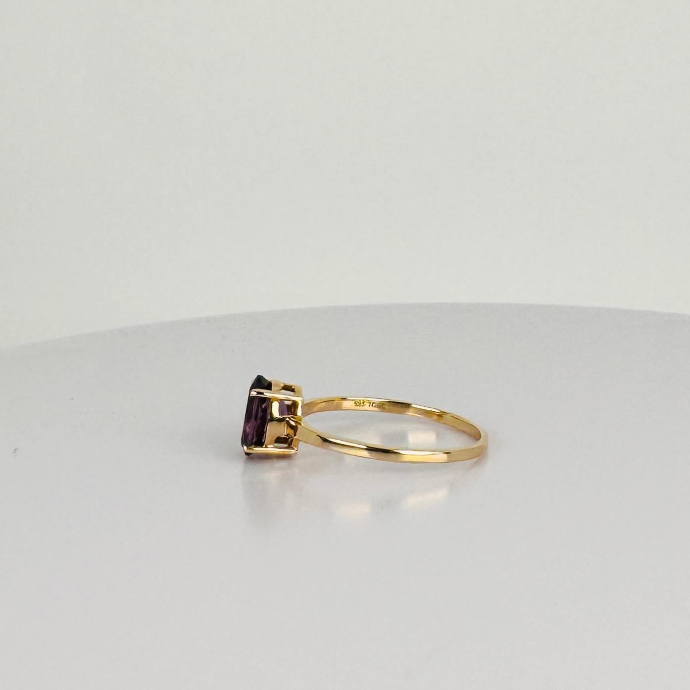 Bague solitaire en or jaune 14k avec spinelle naturel ovale violet 1.30 carat Pour femmes en vente