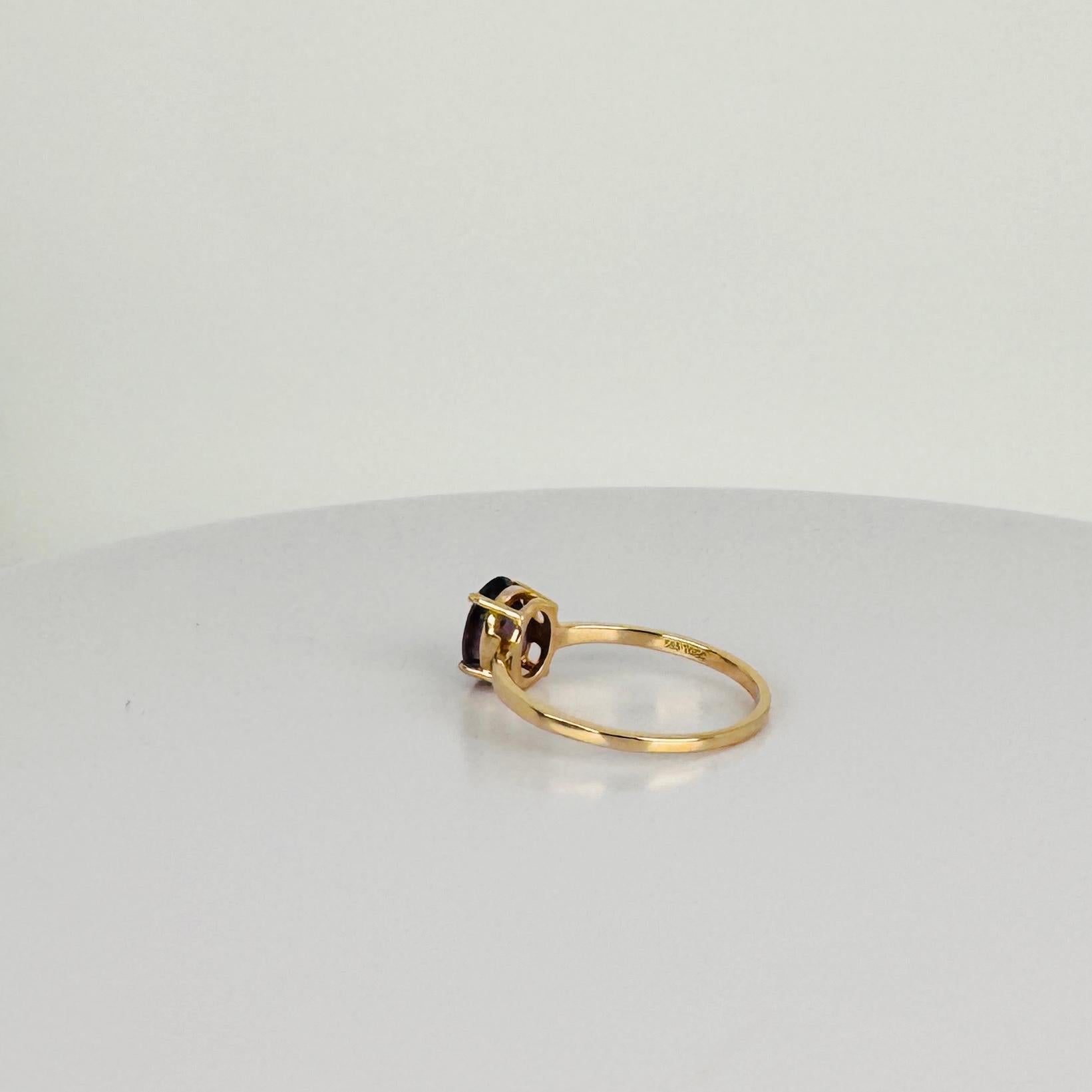 Bague solitaire en or jaune 14k avec spinelle naturel ovale violet 1.30 carat en vente 1