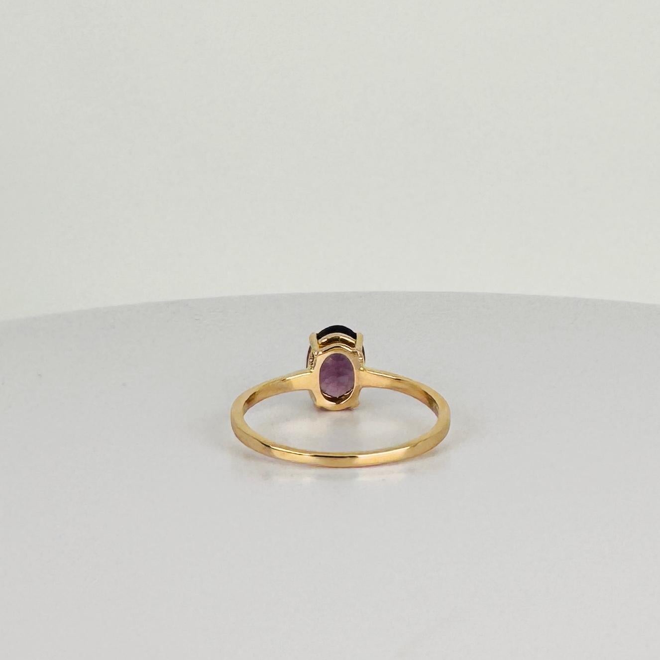 Bague solitaire en or jaune 14k avec spinelle naturel ovale violet 1.30 carat en vente 2