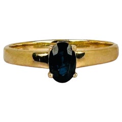 Anillo solitario de oro amarillo de 18k con zafiro azul oscuro ovalado de unos 2,7 gramos