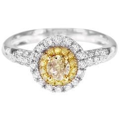 Bague solitaire composée d'un diamant jaune et blanc intense