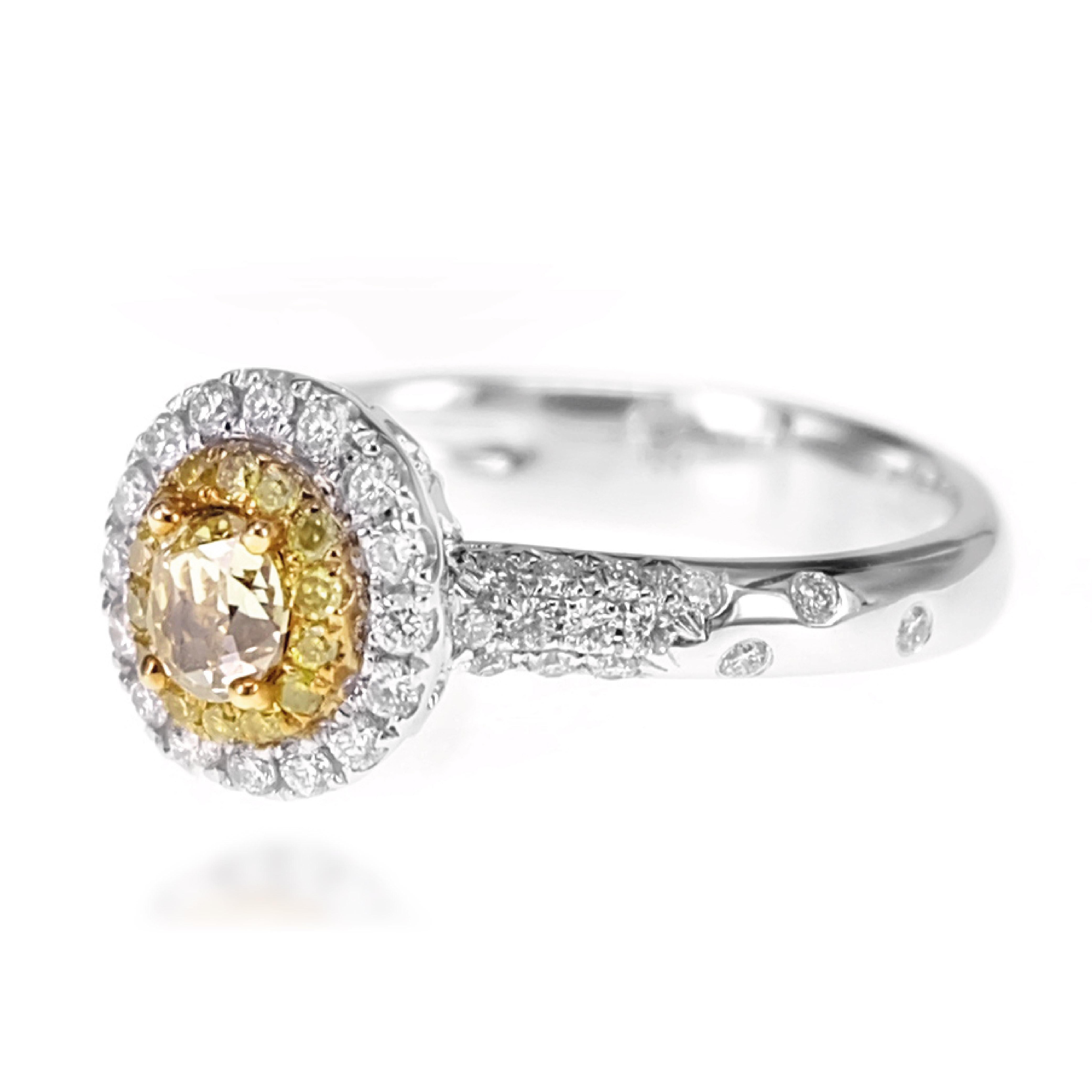 Un anillo solitario clásico compuesto por 0,29 quilates de diamante amarillo intenso fantasía y 0,39 quilates de diamante redondo brillante blanco. 
Los detalles del anillo son los siguientes:
Color: F
Claridad: Vs
Tamaño del anillo: 6.25
El tamaño