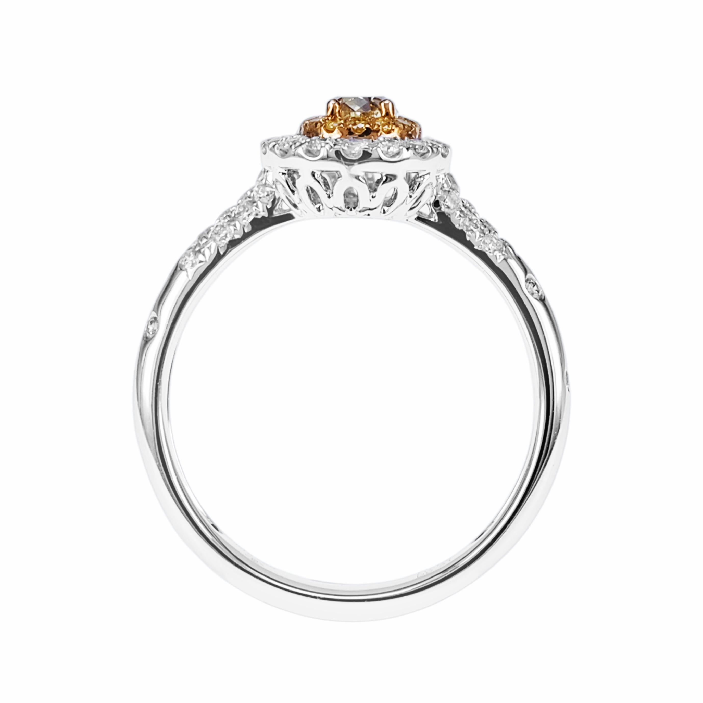 Solitaire Ring Consisting Intense Yellow and White Diamond In New Condition For Sale In Hung Hom, HK