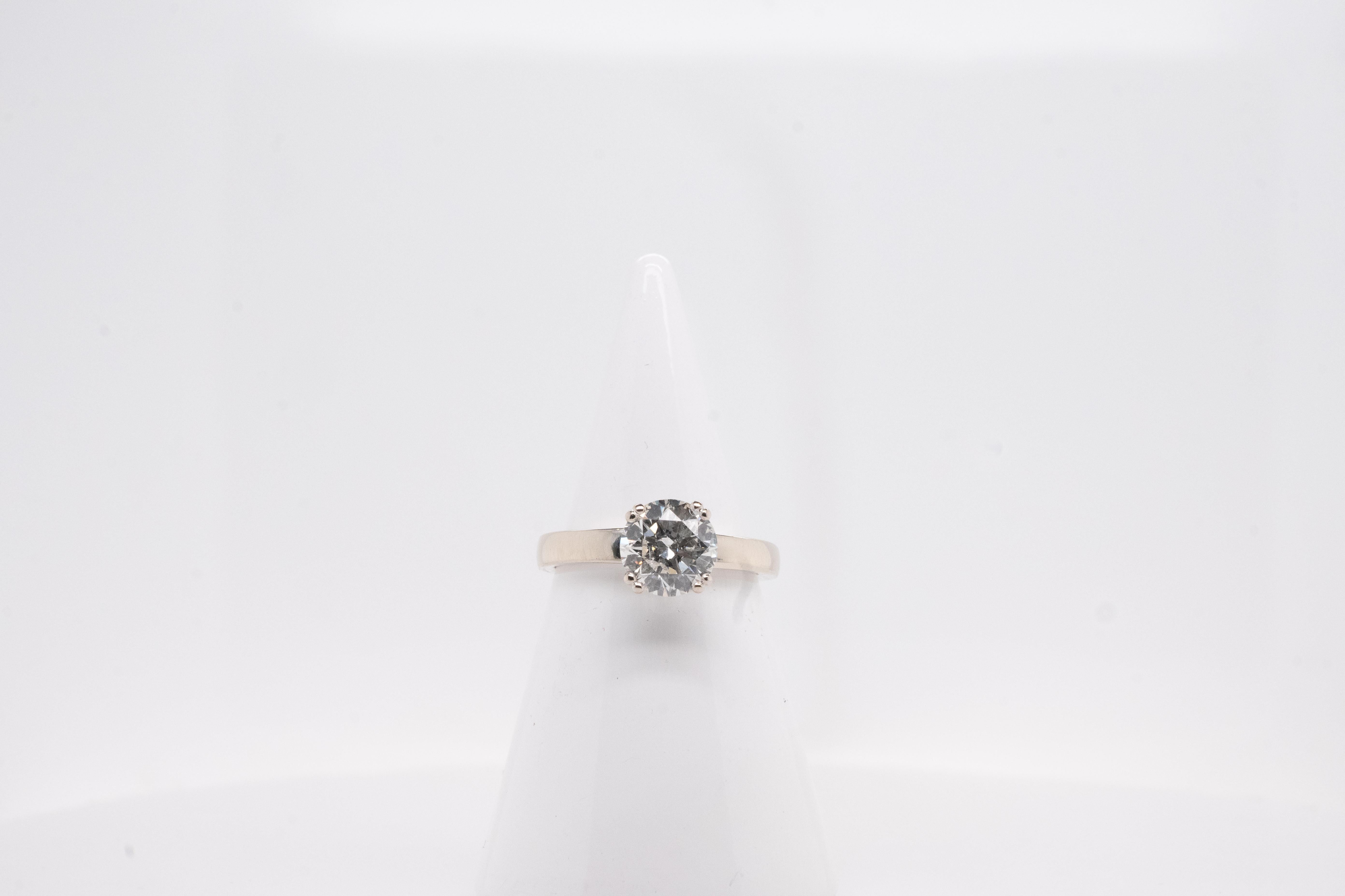 Entdecken Sie die Eleganz unseres Weißgoldrings. Dieser außergewöhnliche Solitärring ist mit einem funkelnden zentralen Diamanten von 1,51 Karat in der Farbe H/p1 besetzt. Dieser Naturstein fängt das Licht mit jeder Bewegung ein.

Der Ring ist auf